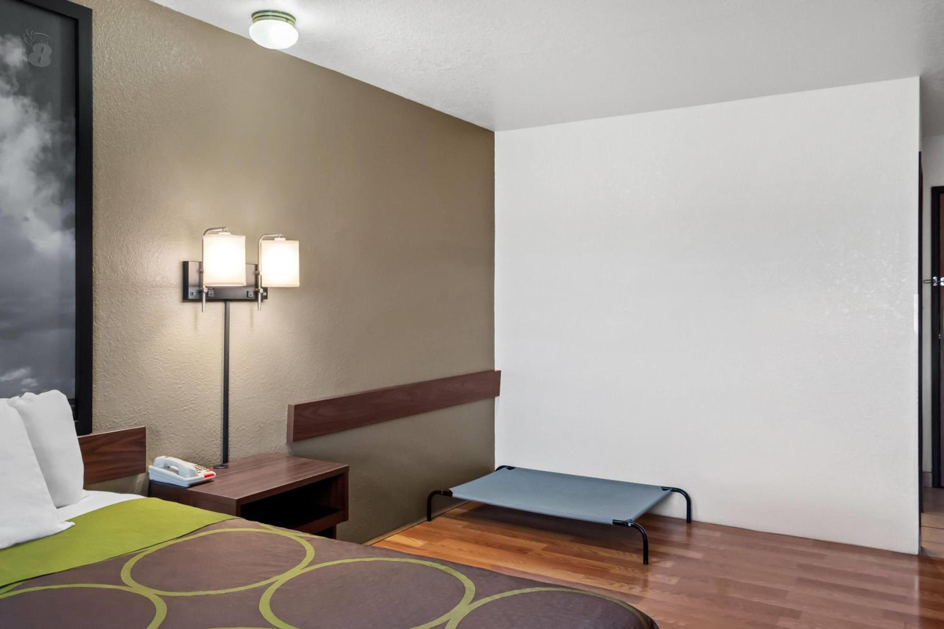 Queen Room - Pet Friendly/Non-Smoking - Photo 3