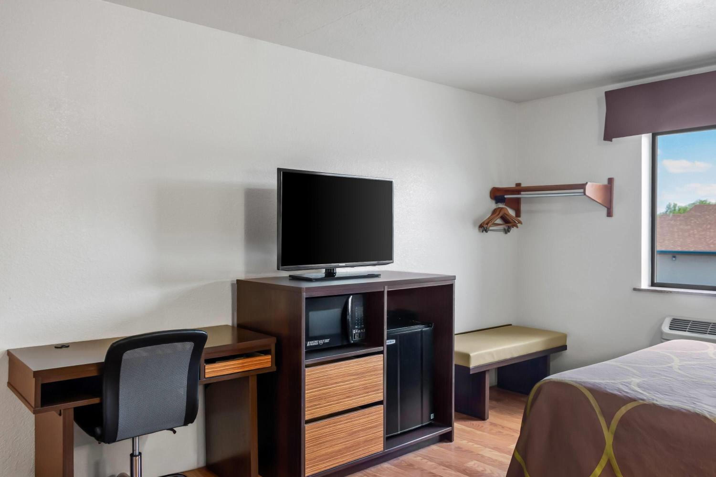 Queen Room - Pet Friendly/Non-Smoking - Photo 4