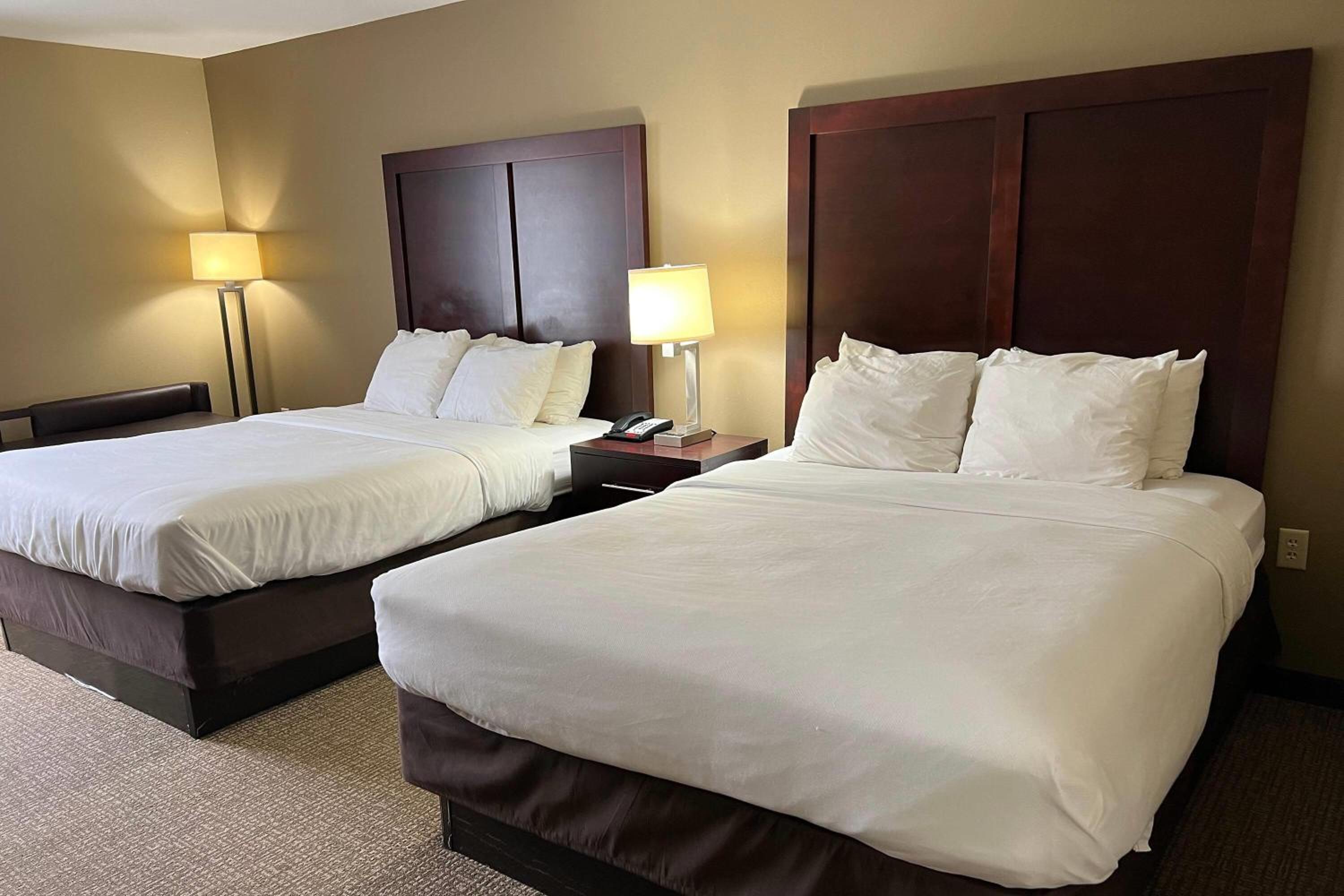 Queen Room with Two Queen Beds, Mobility Access and Bathtub with Grab Bars, Non-Smoking photo 2