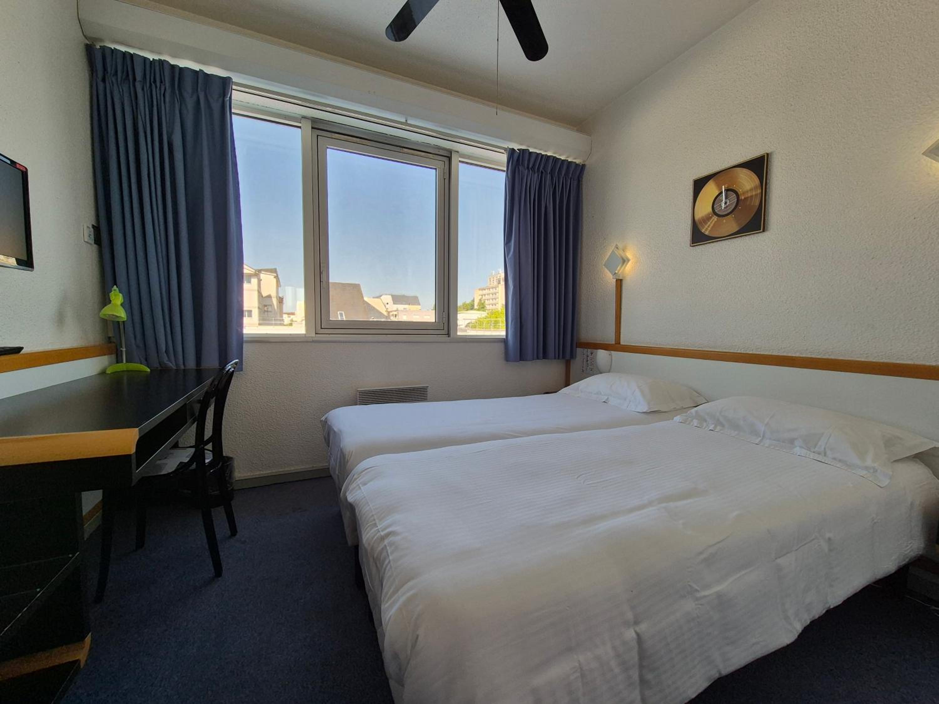 Standard Twin Room - Photo 4