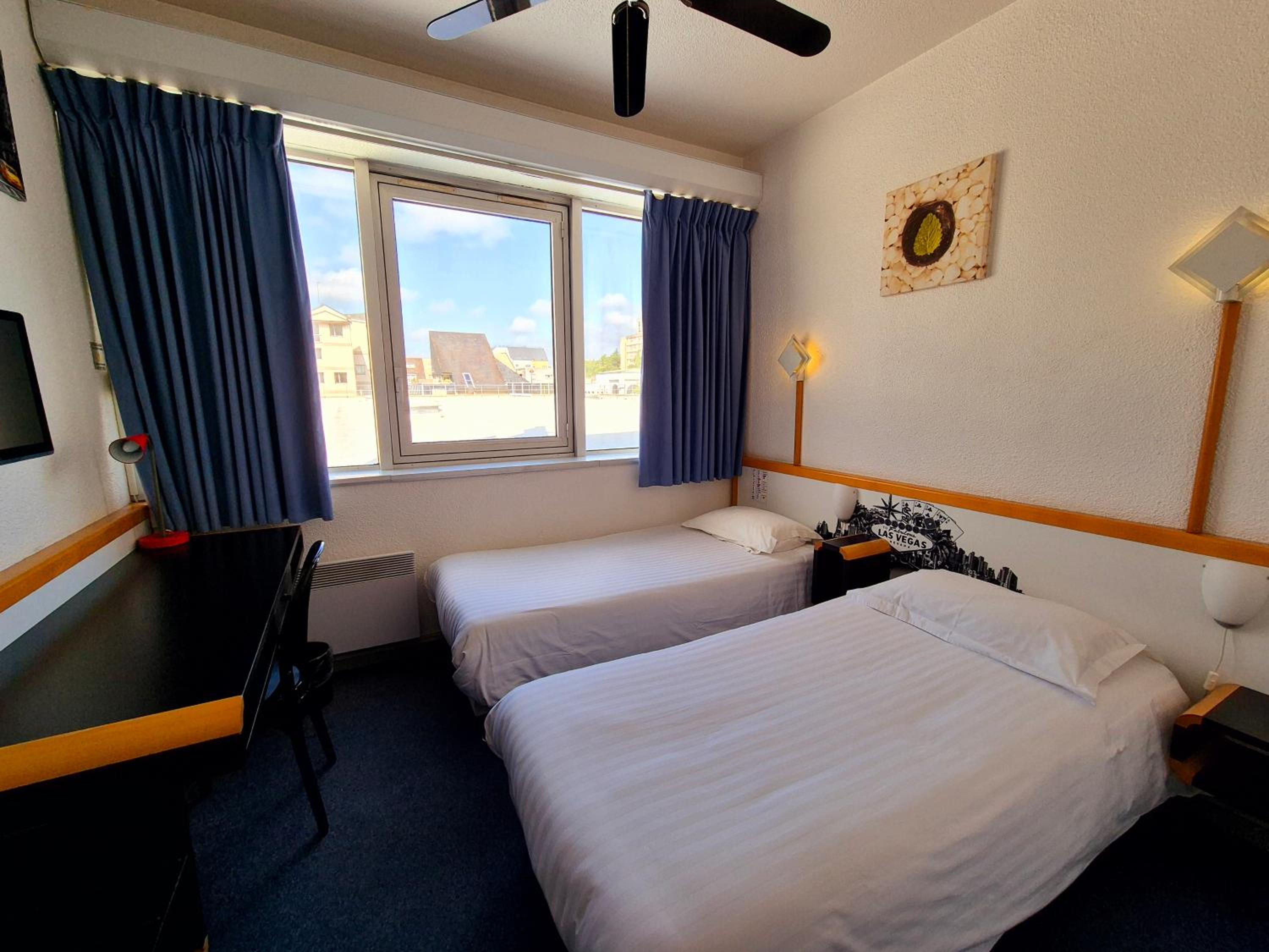 Standard Twin Room - Photo 1