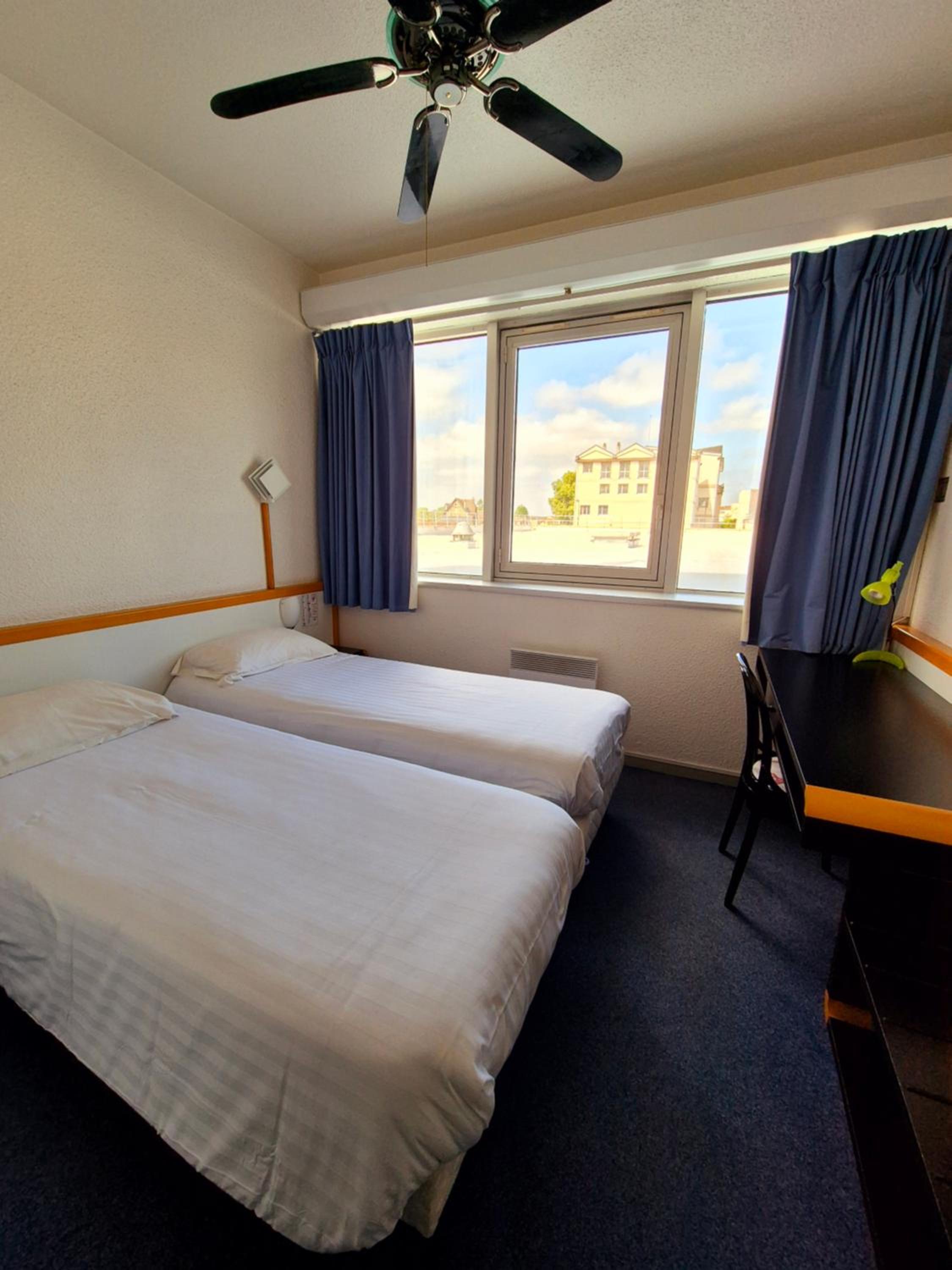 Standard Twin Room - Photo 2