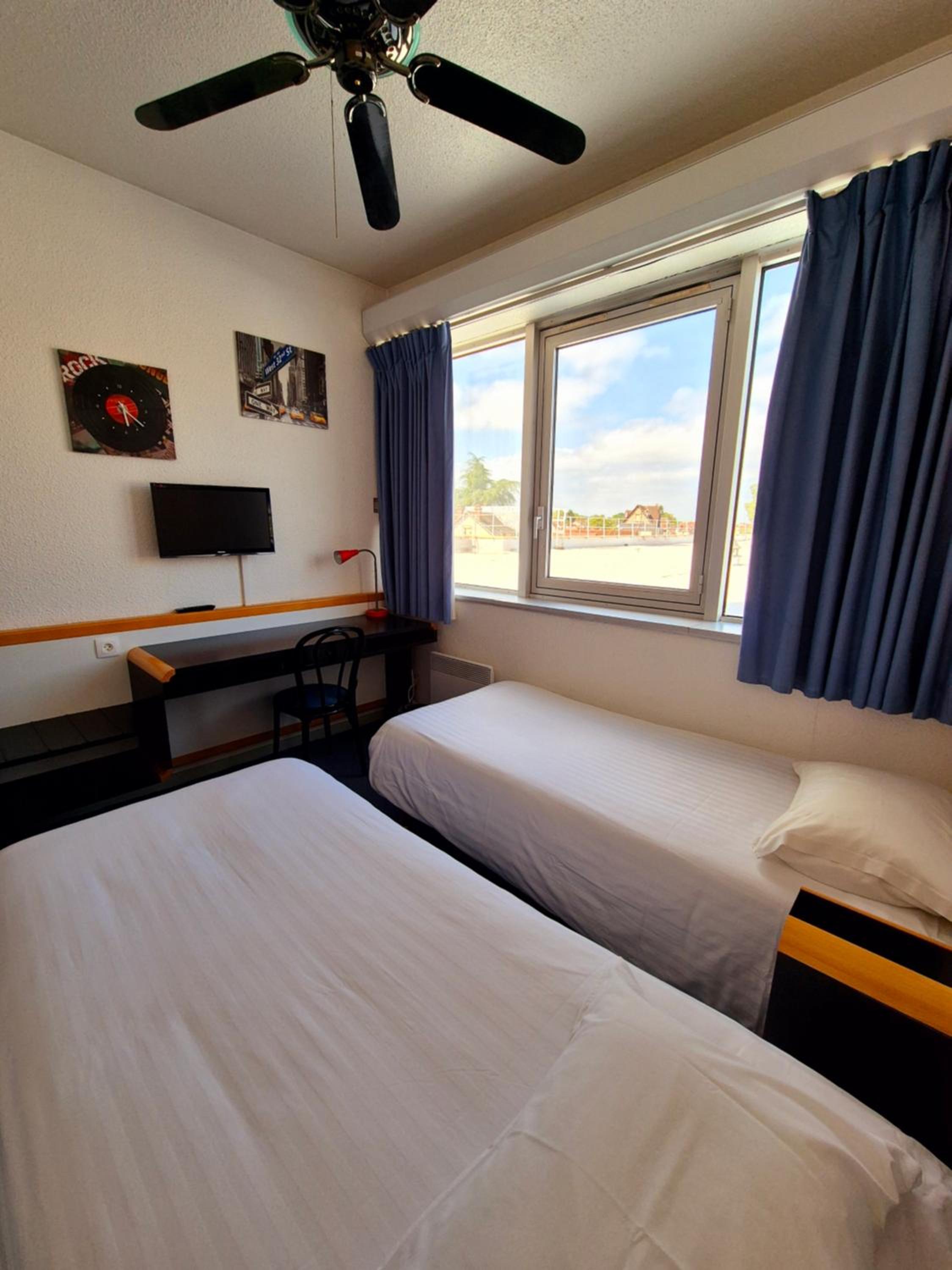 Standard Twin Room - Photo 5
