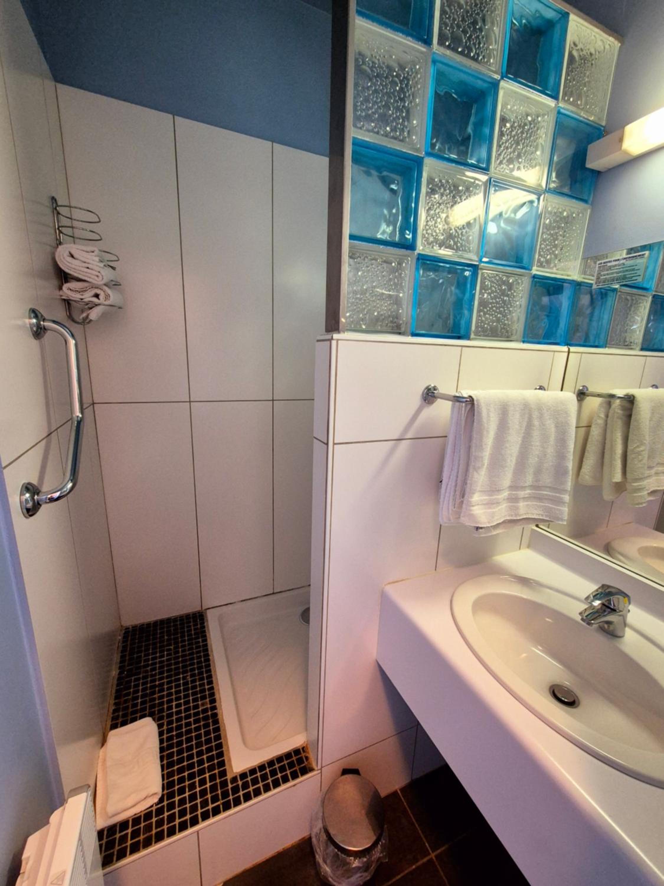 Standard Twin Room - Photo 3