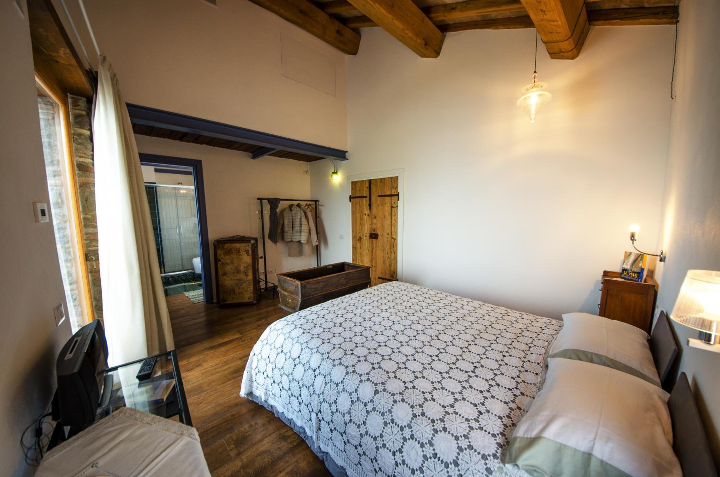 Double Room with Lake View - Photo 4