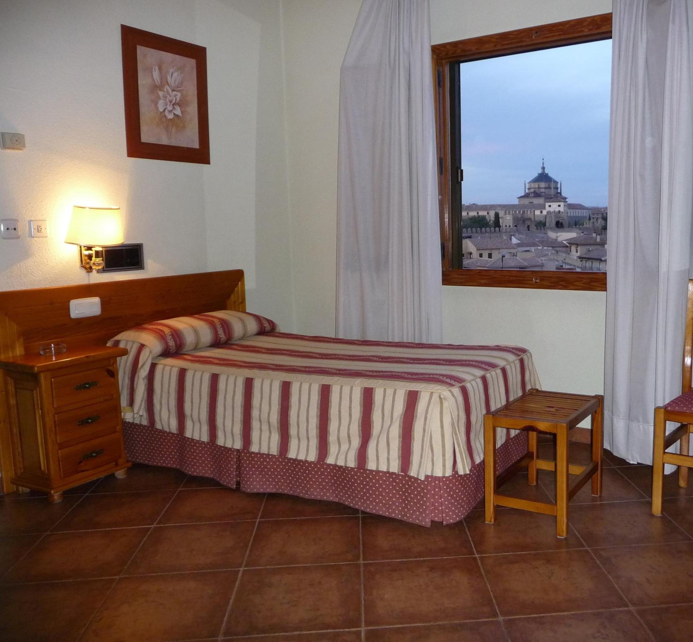 Single Room with Bathroom photo 2