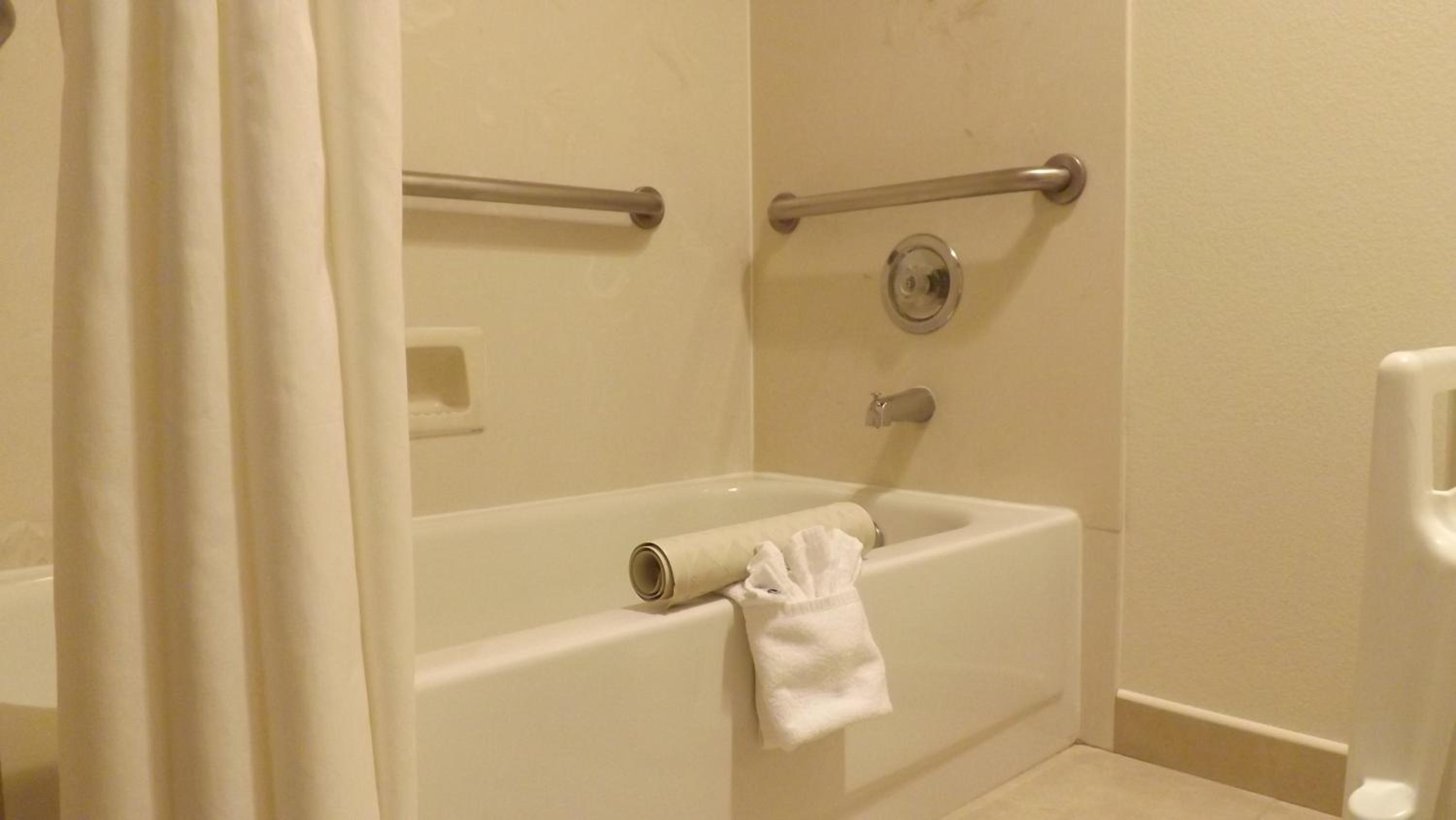 Queen Room with Two Queen Beds - Non-Smoking - Photo 4