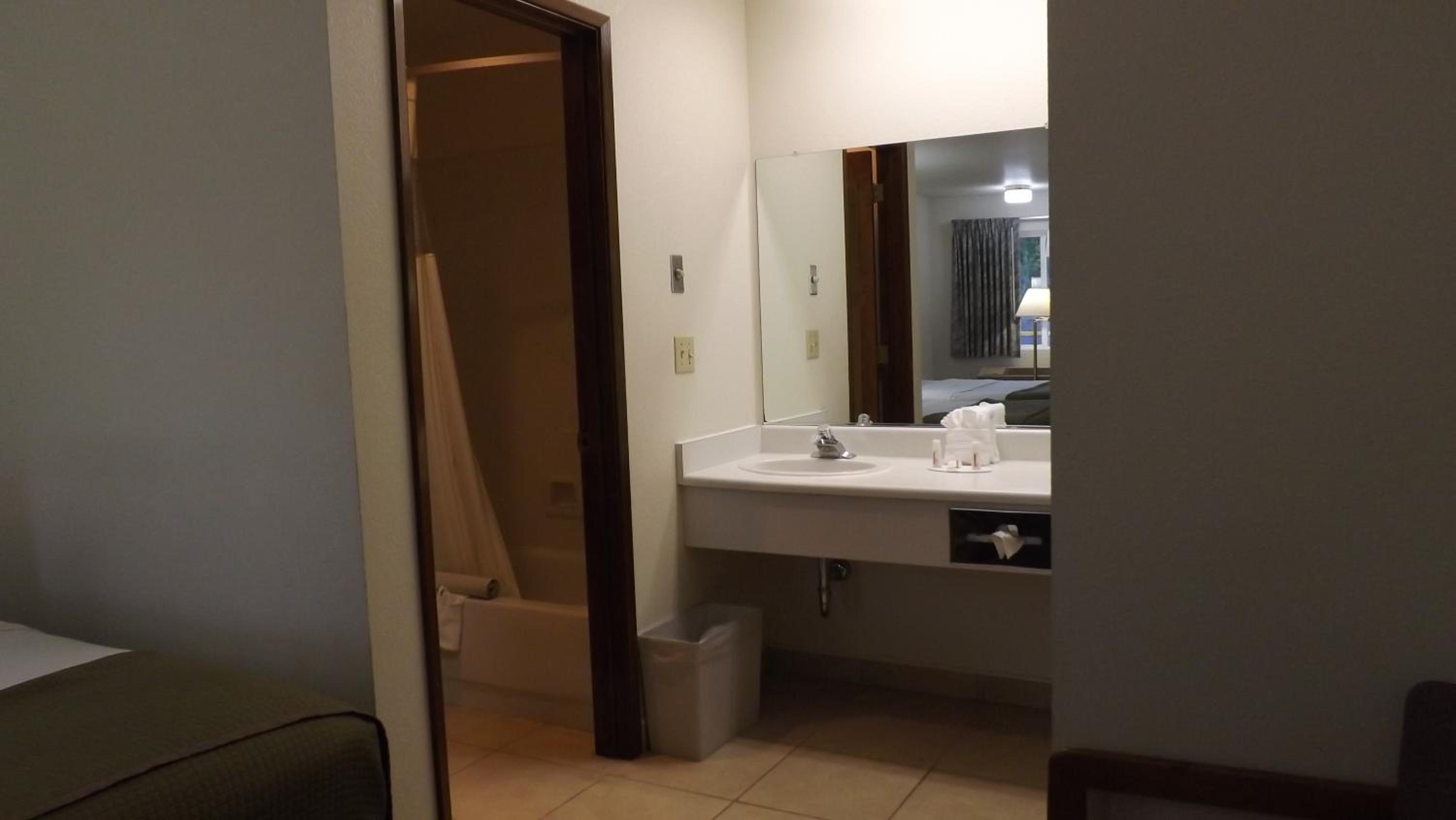 Queen Room - Non-Smoking - Photo 5