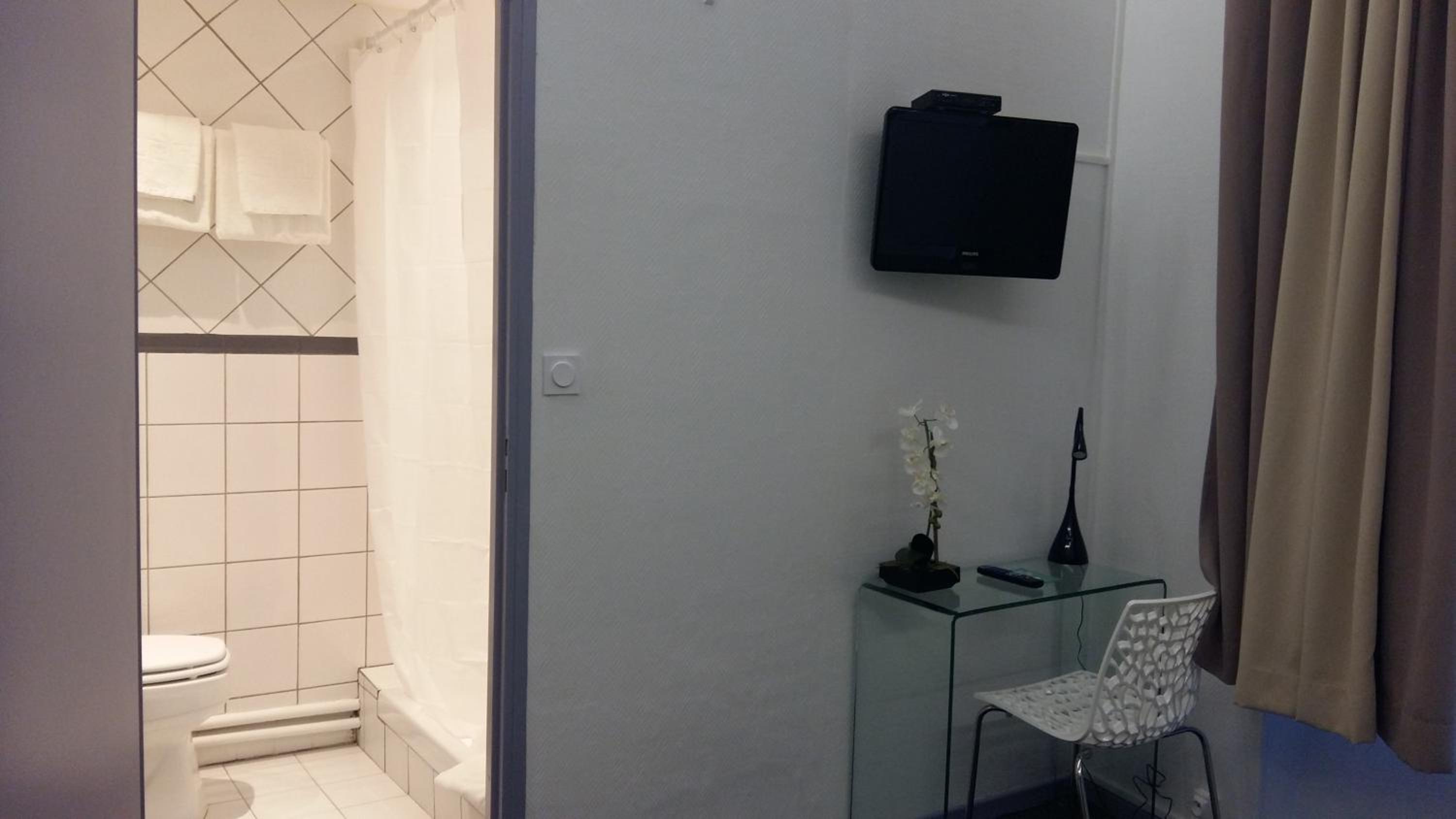 Superior Double Room with Shower - Photo 4
