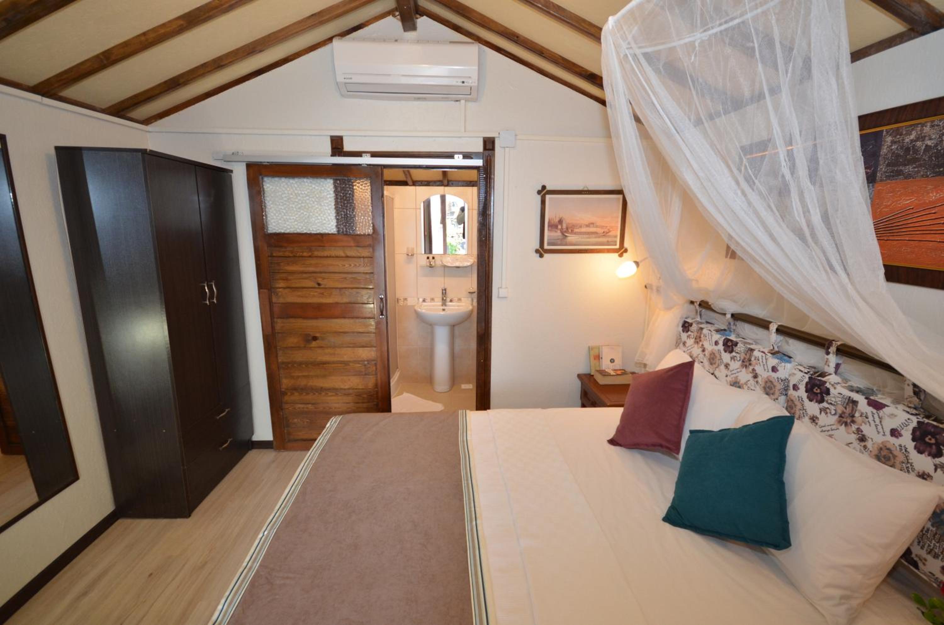 Standard Double or Twin Room - Photo 13