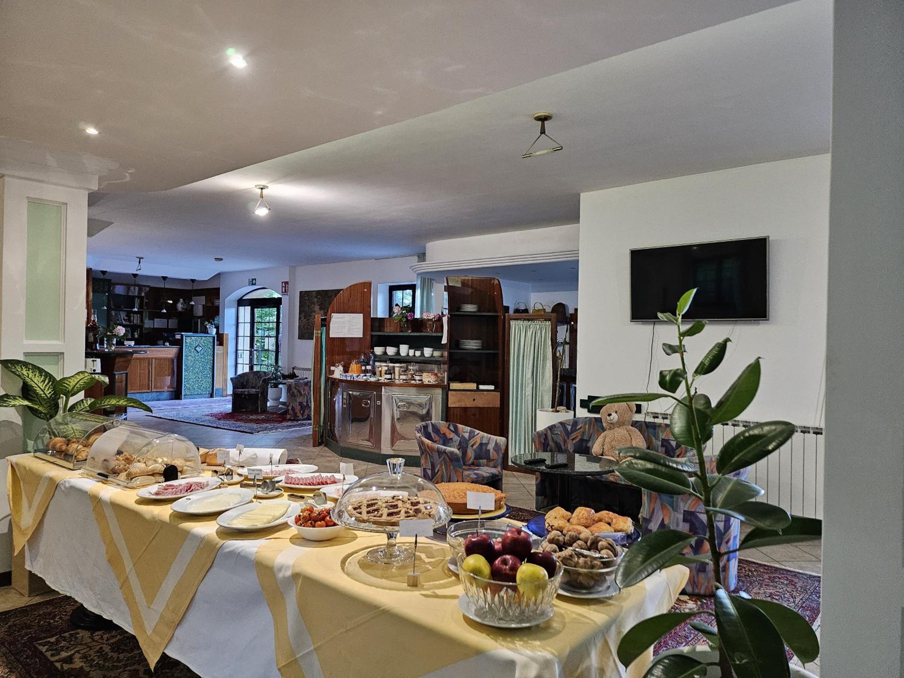 triple room with balcony and lake view - Photo 10