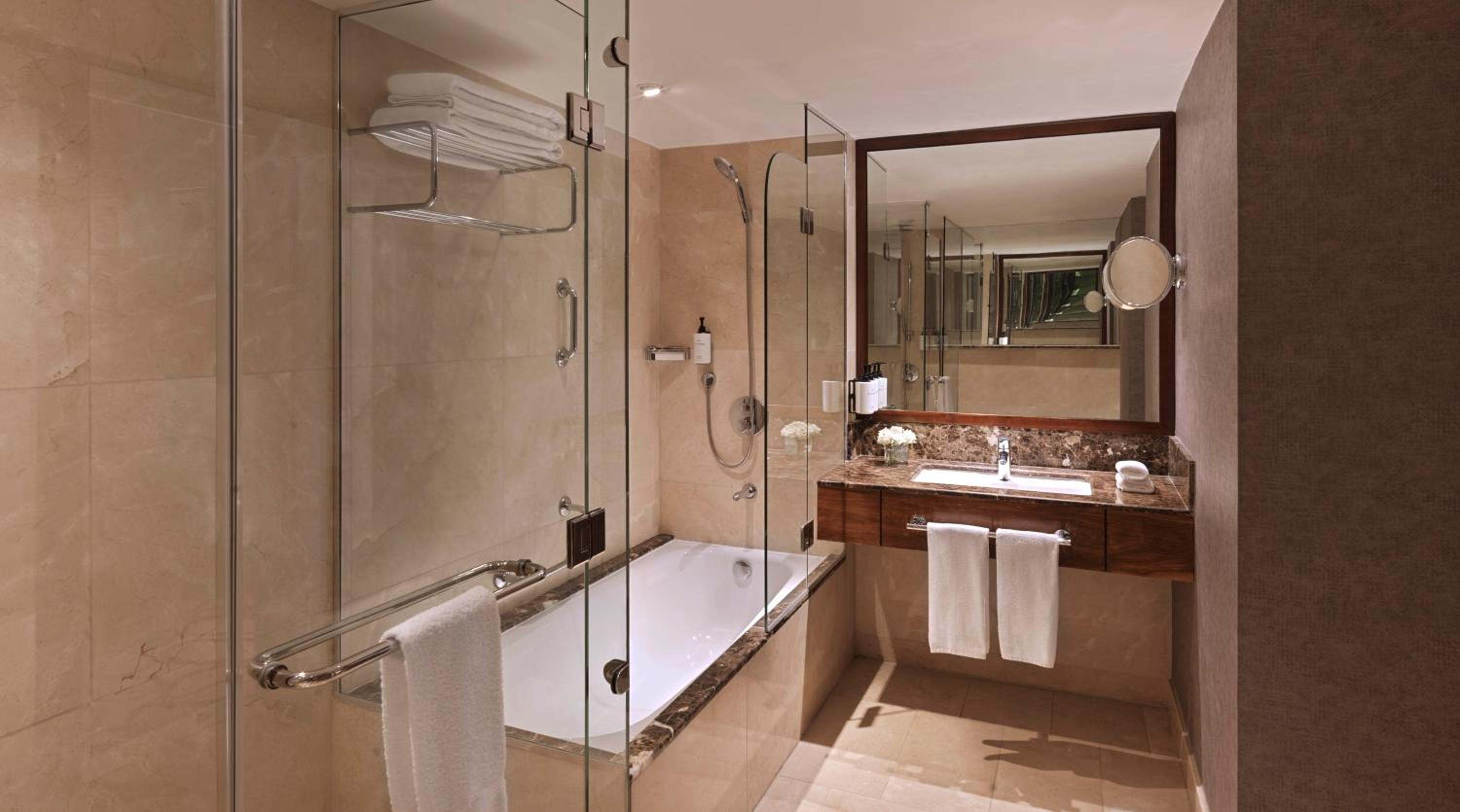 One-Bedroom Club Suite photo 3