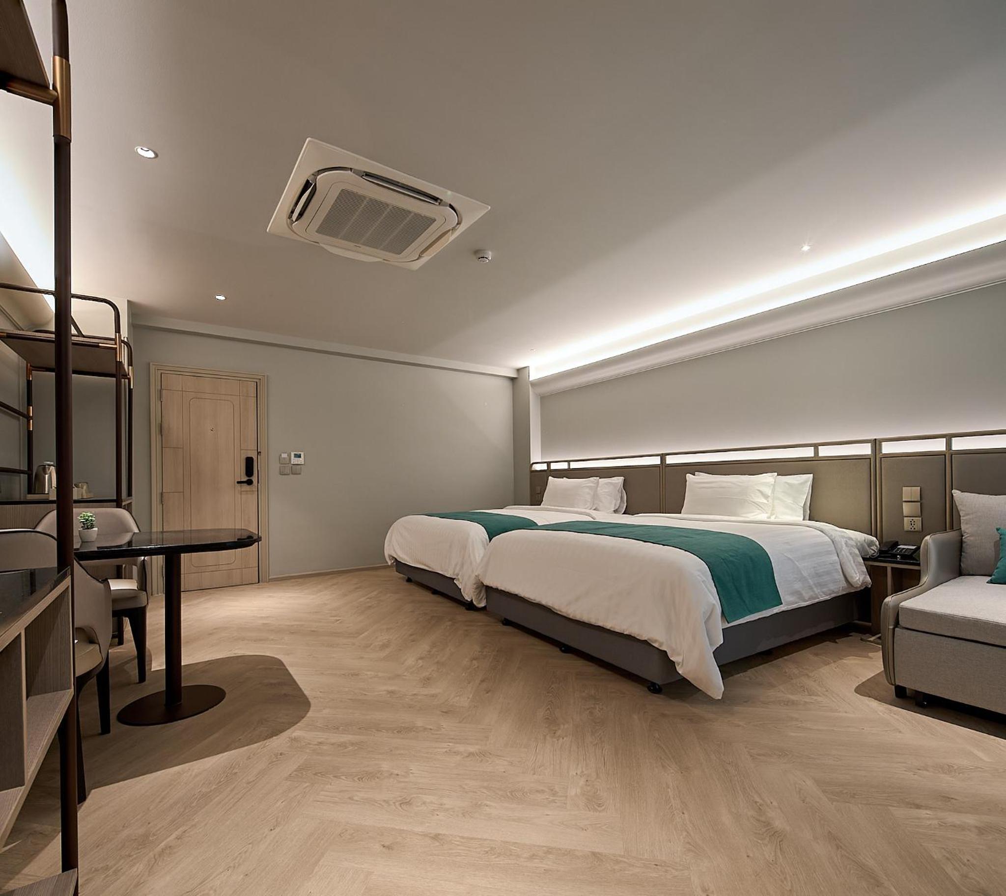 Twin Room with Balcony photo 3