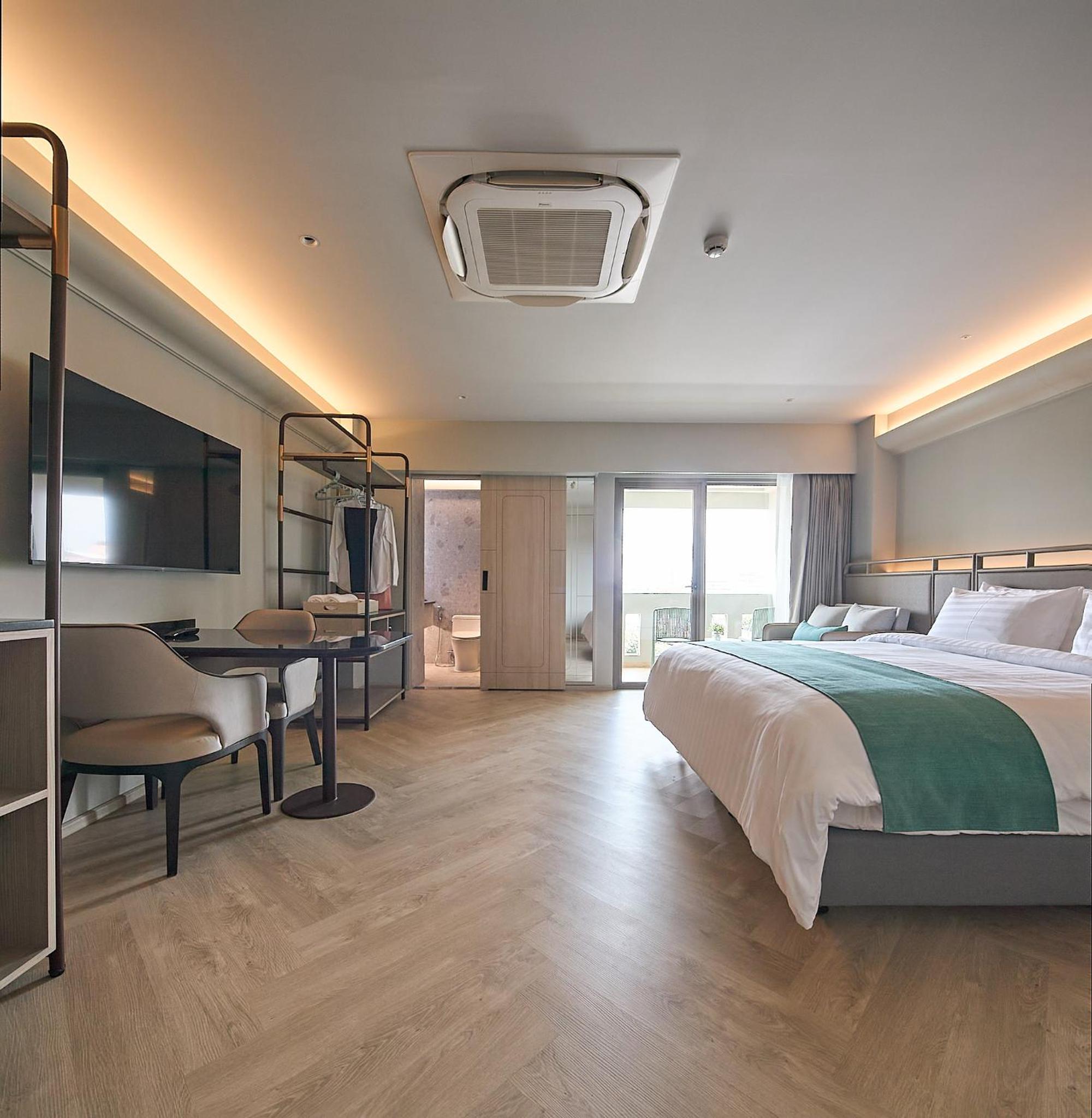 King Room with Balcony photo 3