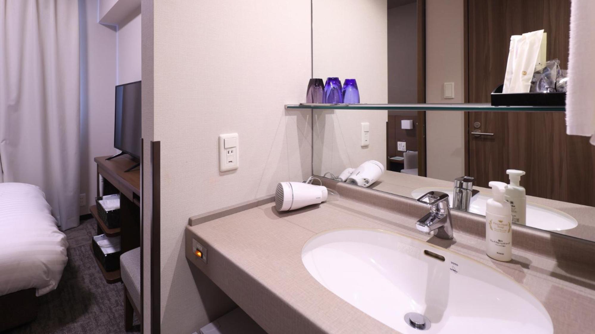 Double Room with Lounge Access - Non-Smoking photo 3