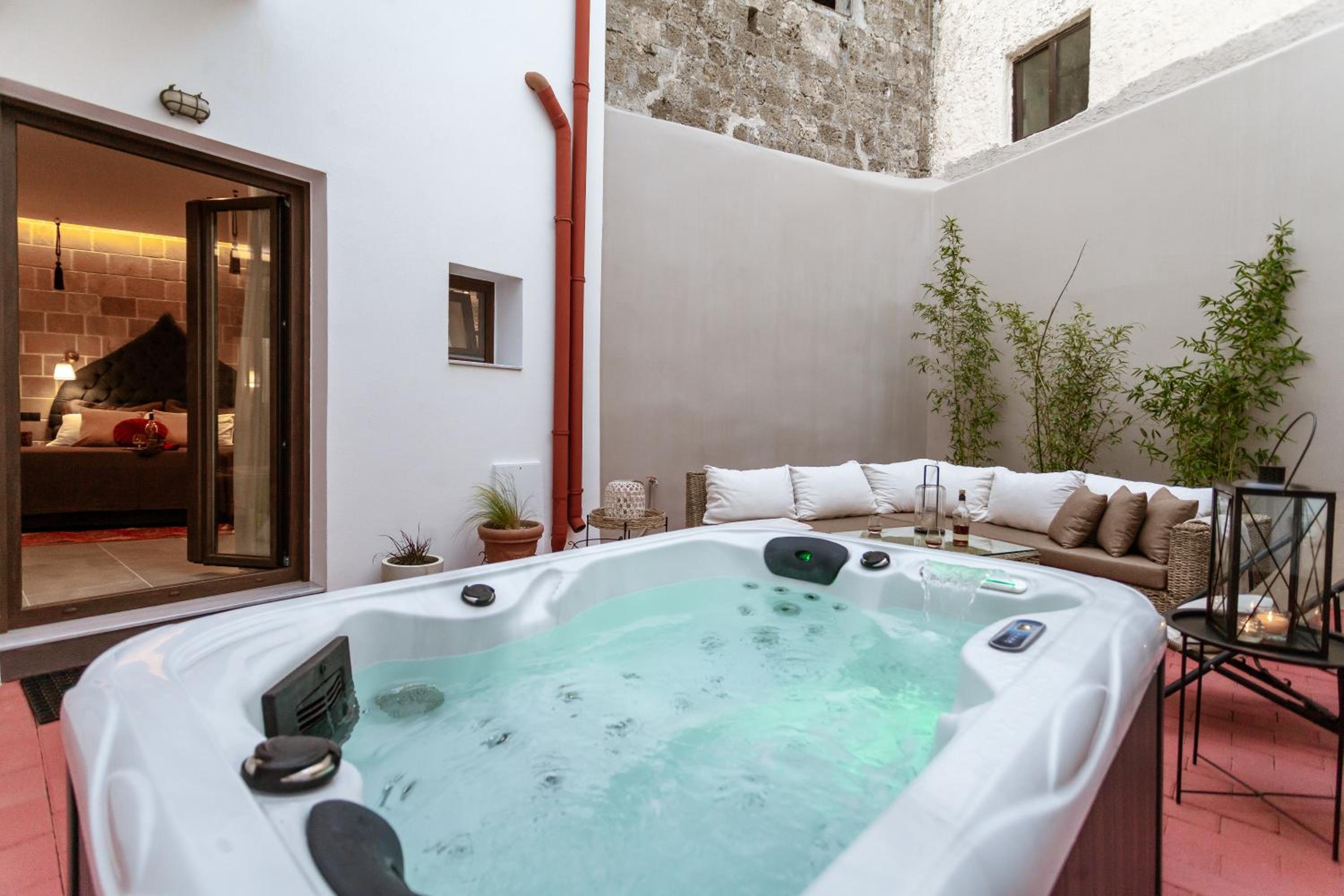 Queen Suite with Spa Bath photo 2