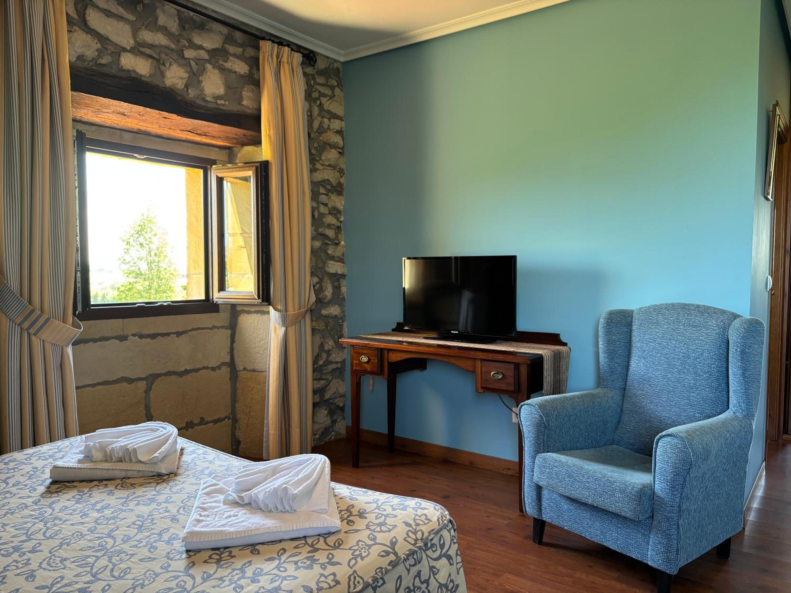 Superior Double or Twin Room - Photo 9