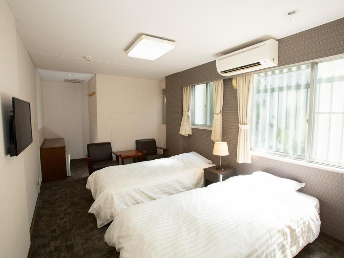 Standard Twin Room with Shared Bathroom - Photo 1