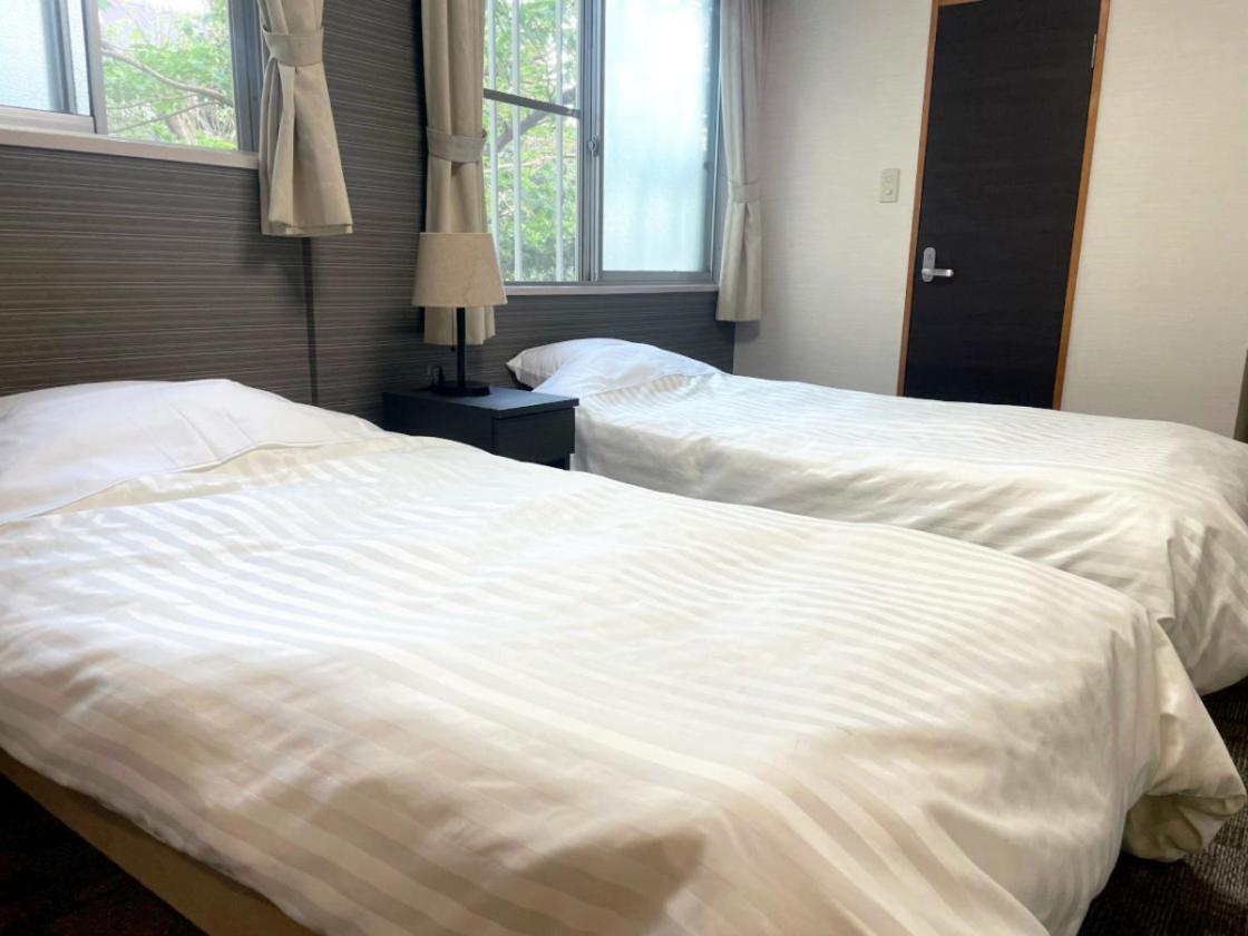 Standard Twin Room with Shared Bathroom - Photo 2