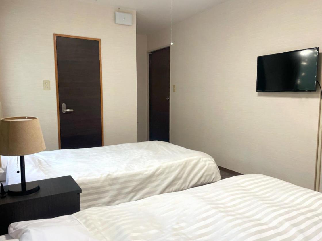Standard Twin Room with Shared Bathroom - Photo 3