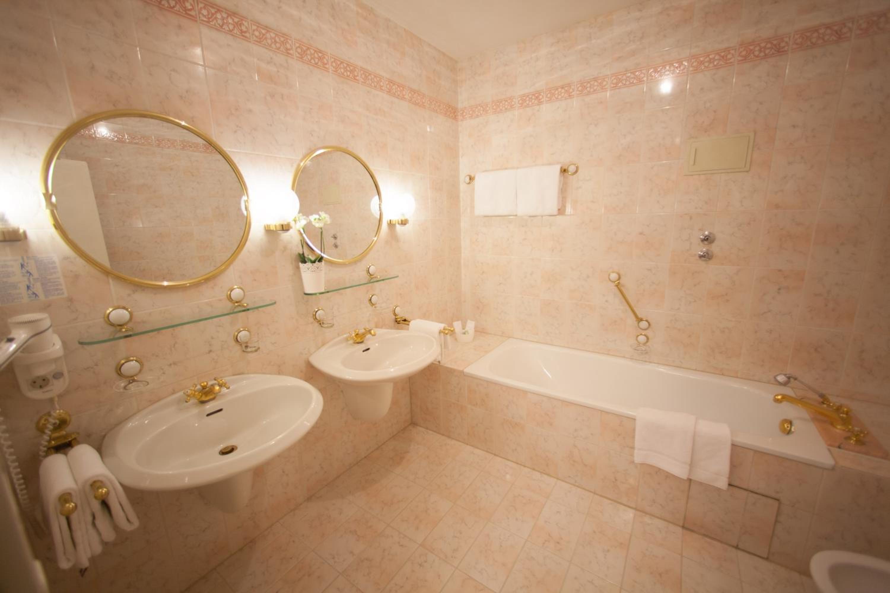 Superior Deluxe Double or Twin Room  - Photo 2