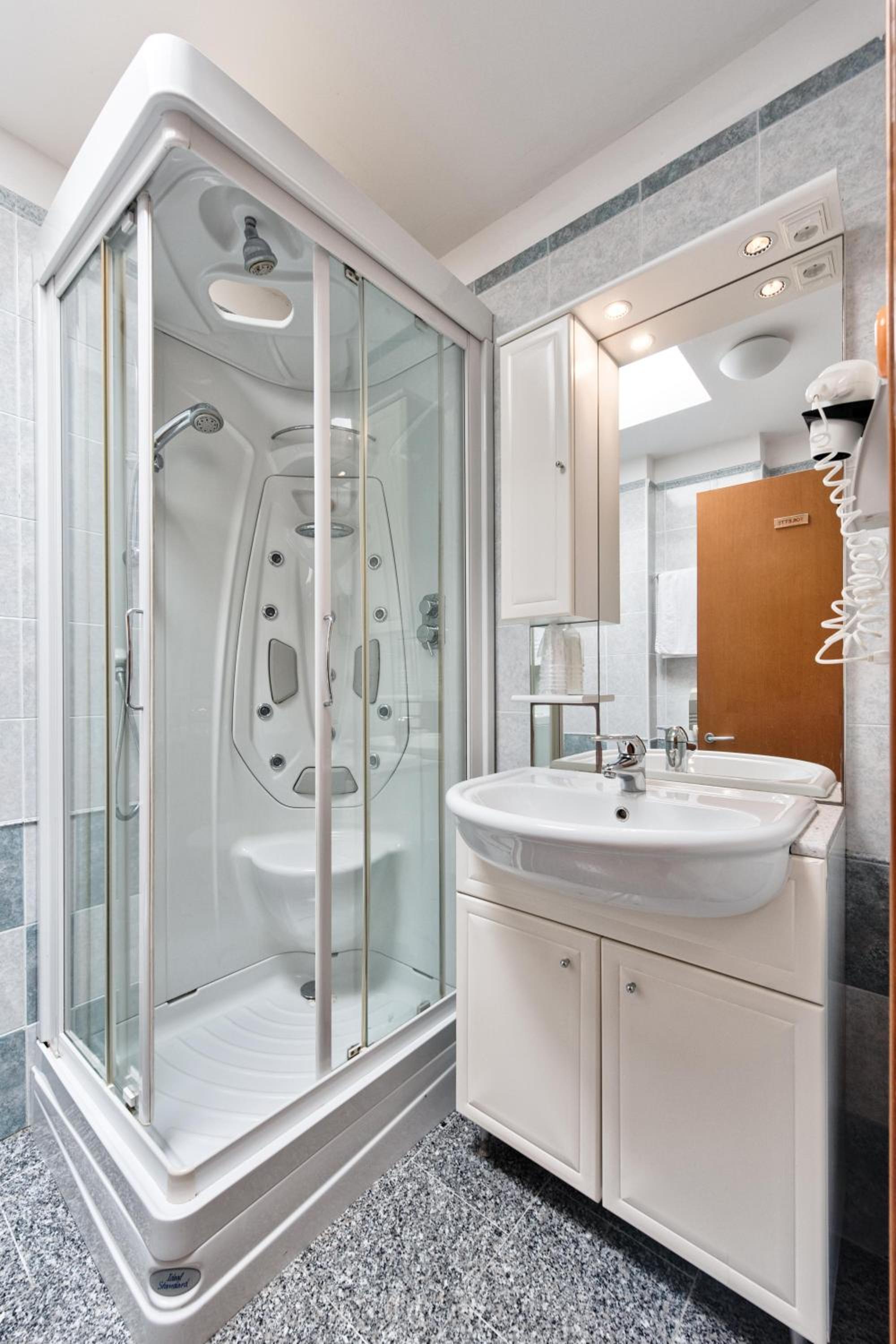 Family Room with Bathroom photo 1