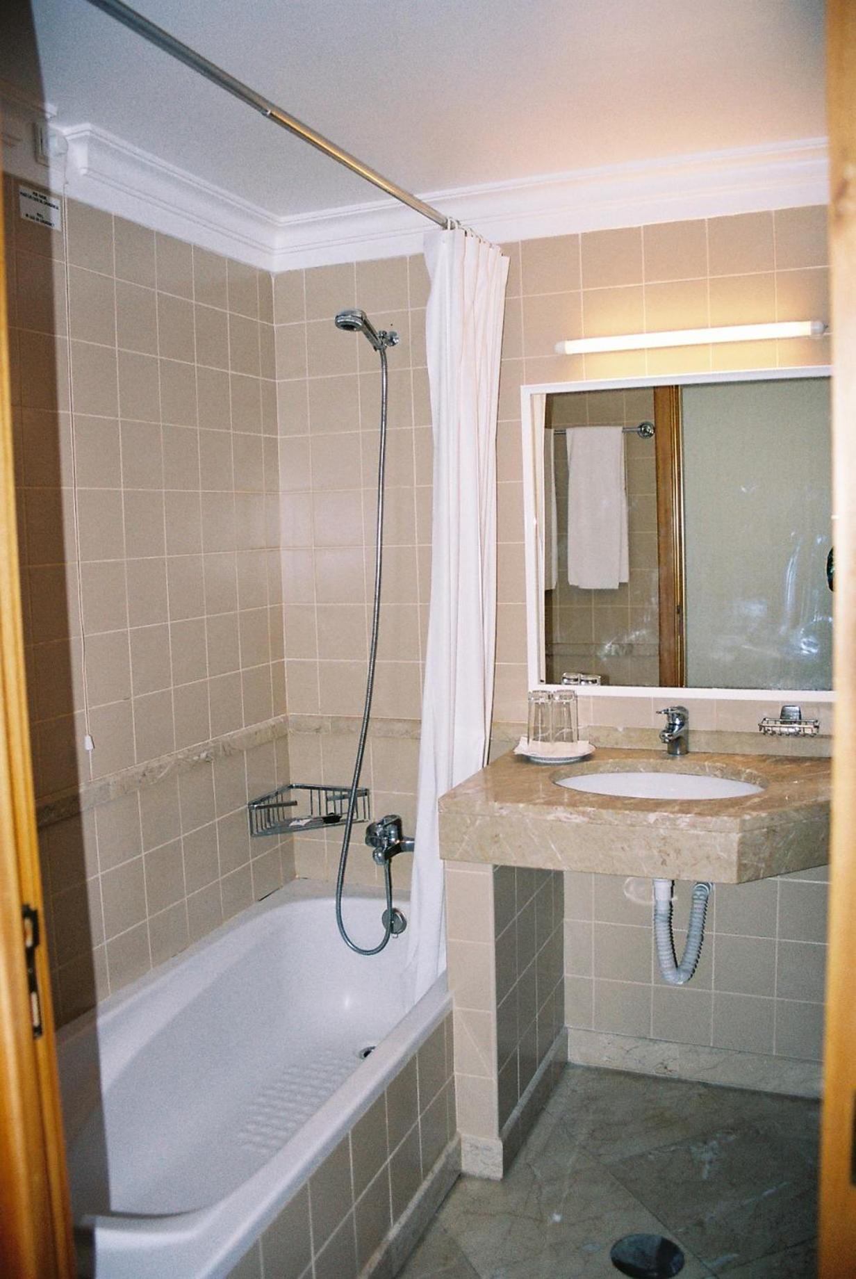 Twin Room with Mountain View - Photo 3