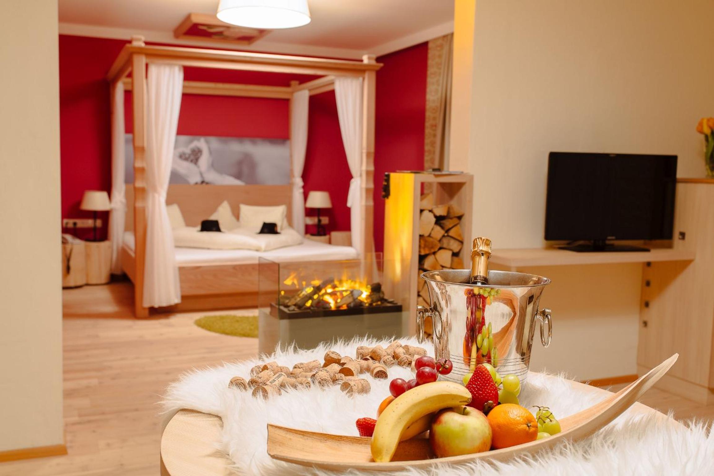 Honeymoon Suite - Photo 6