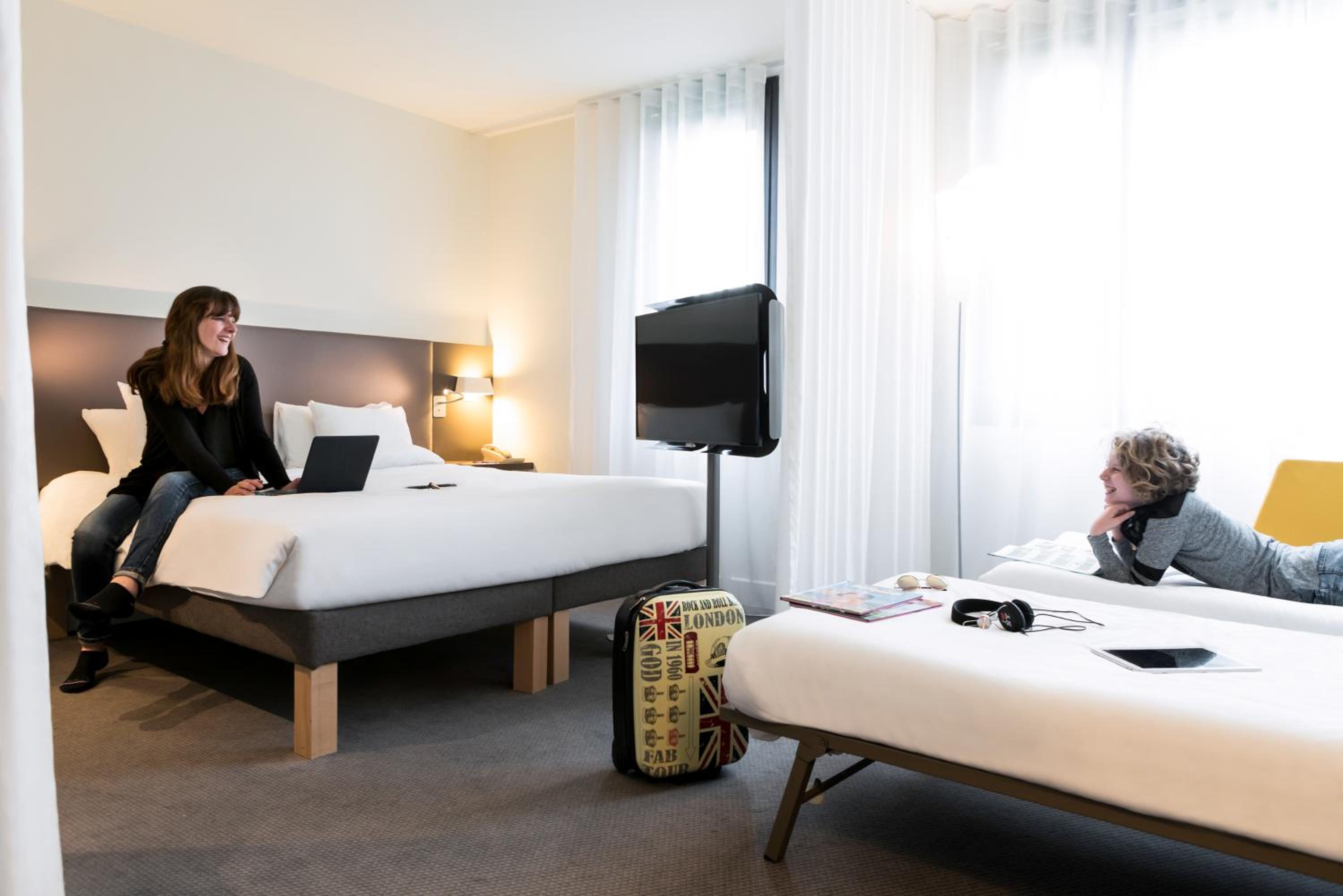 Superior Suite with Double Bed and Two Single Beds - Photo 8