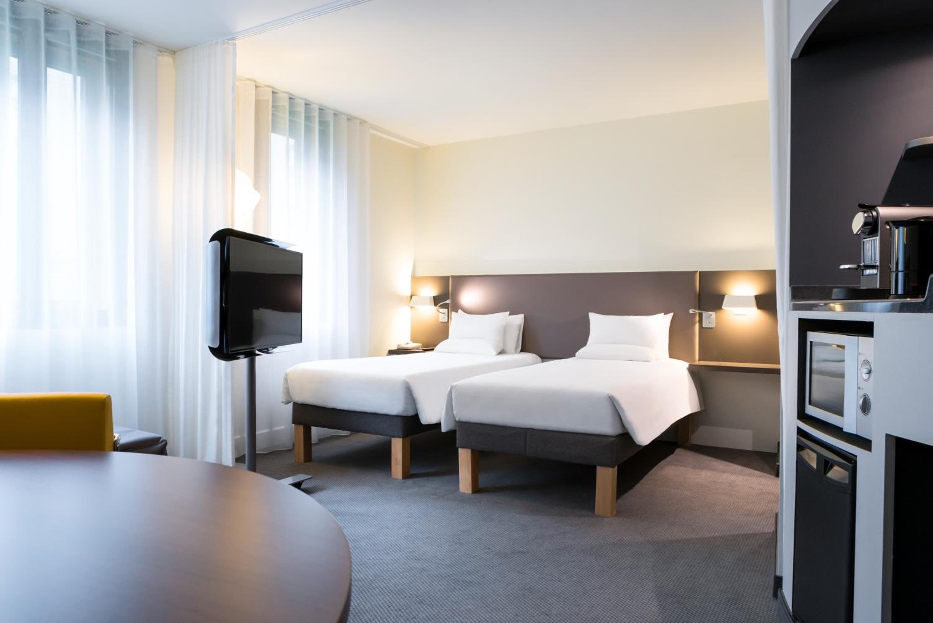 Superior Suite with Double Bed and Two Single Beds - Photo 7