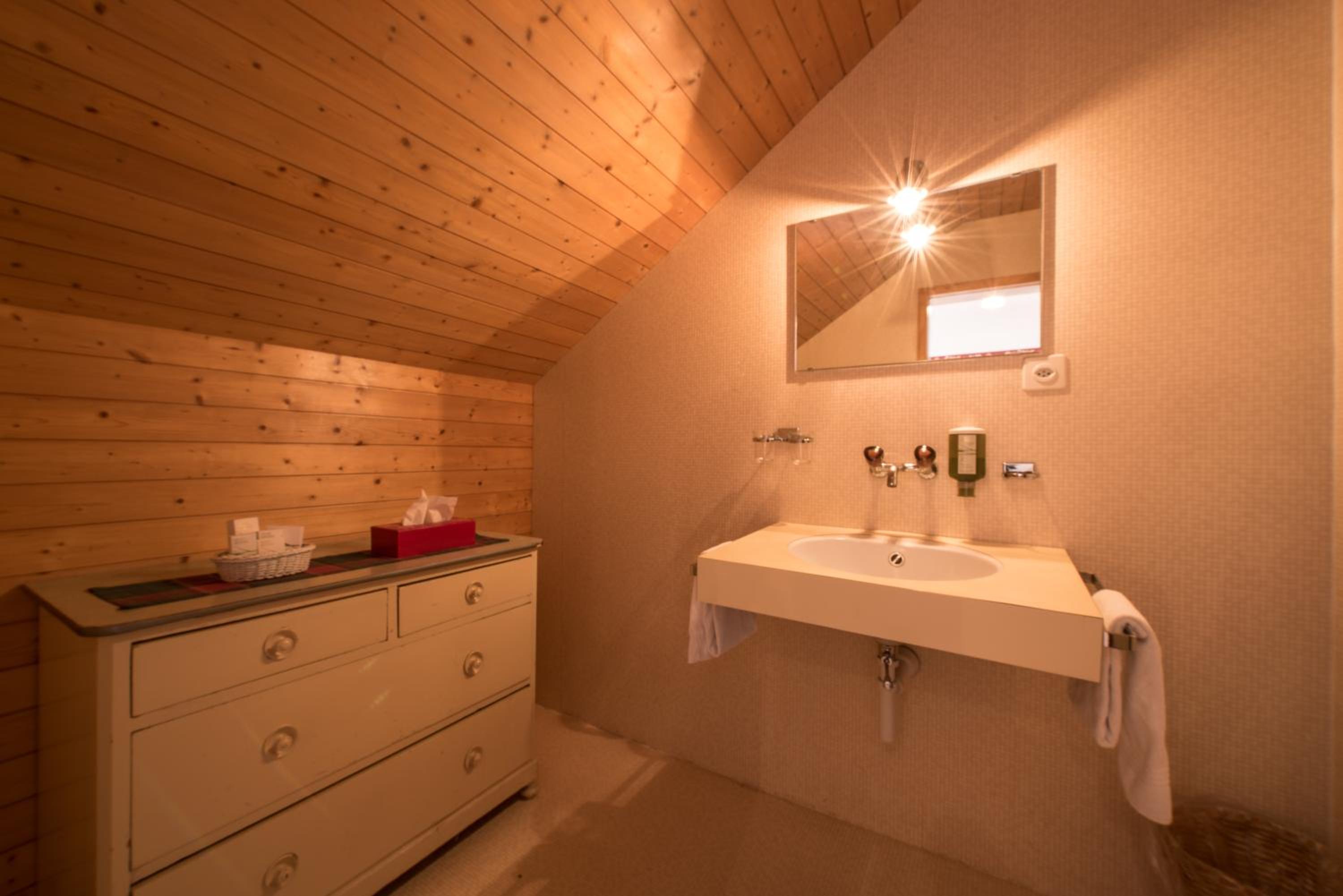 Standard Double or Twin Room - Photo 5