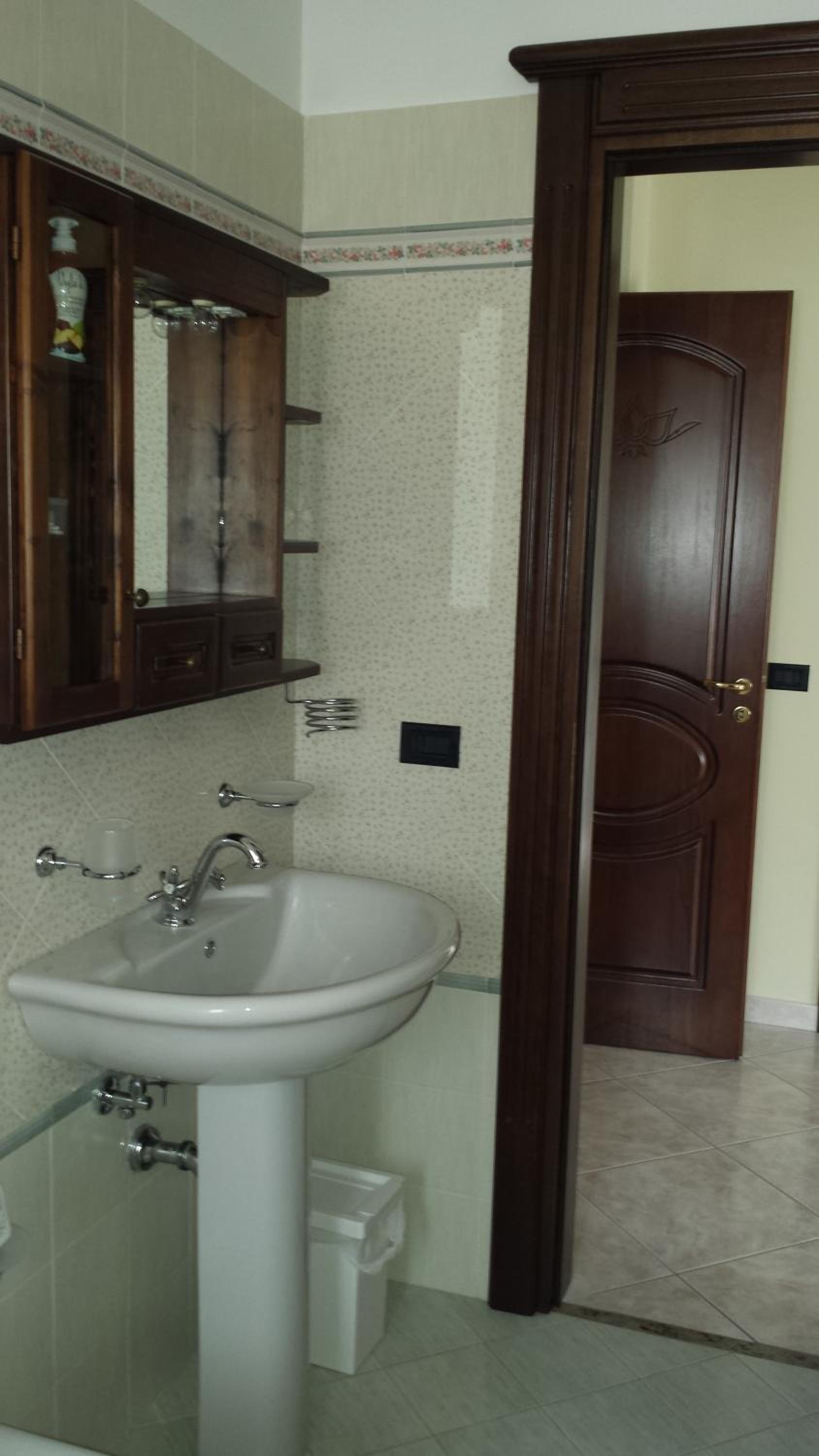 Standard King Room - Photo 5