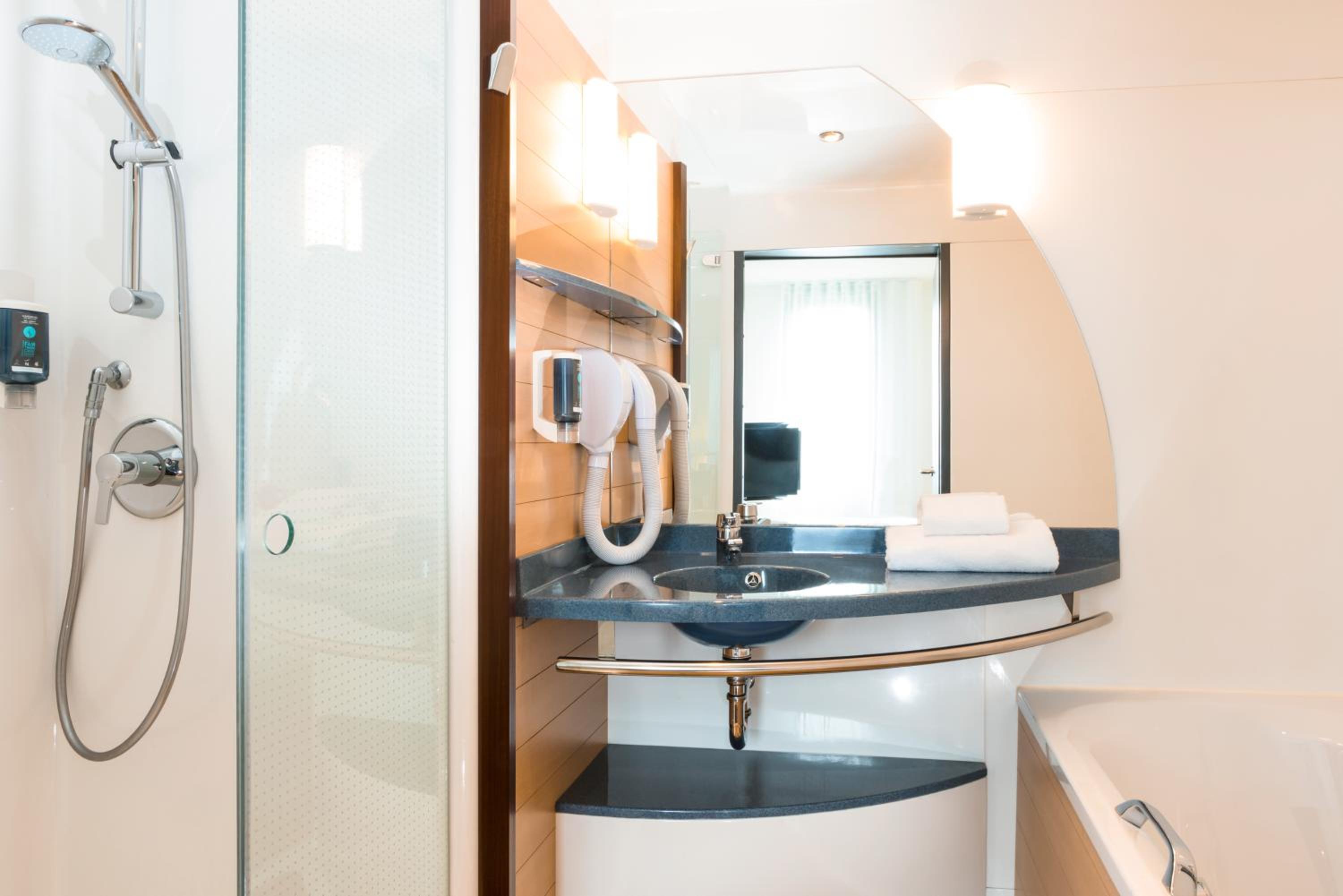 Superior Suite with Double Bed and Sofa Bed - Photo 7