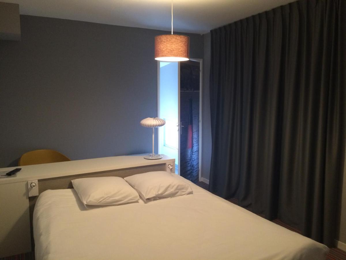 Standard Double Room Street Side photo 2