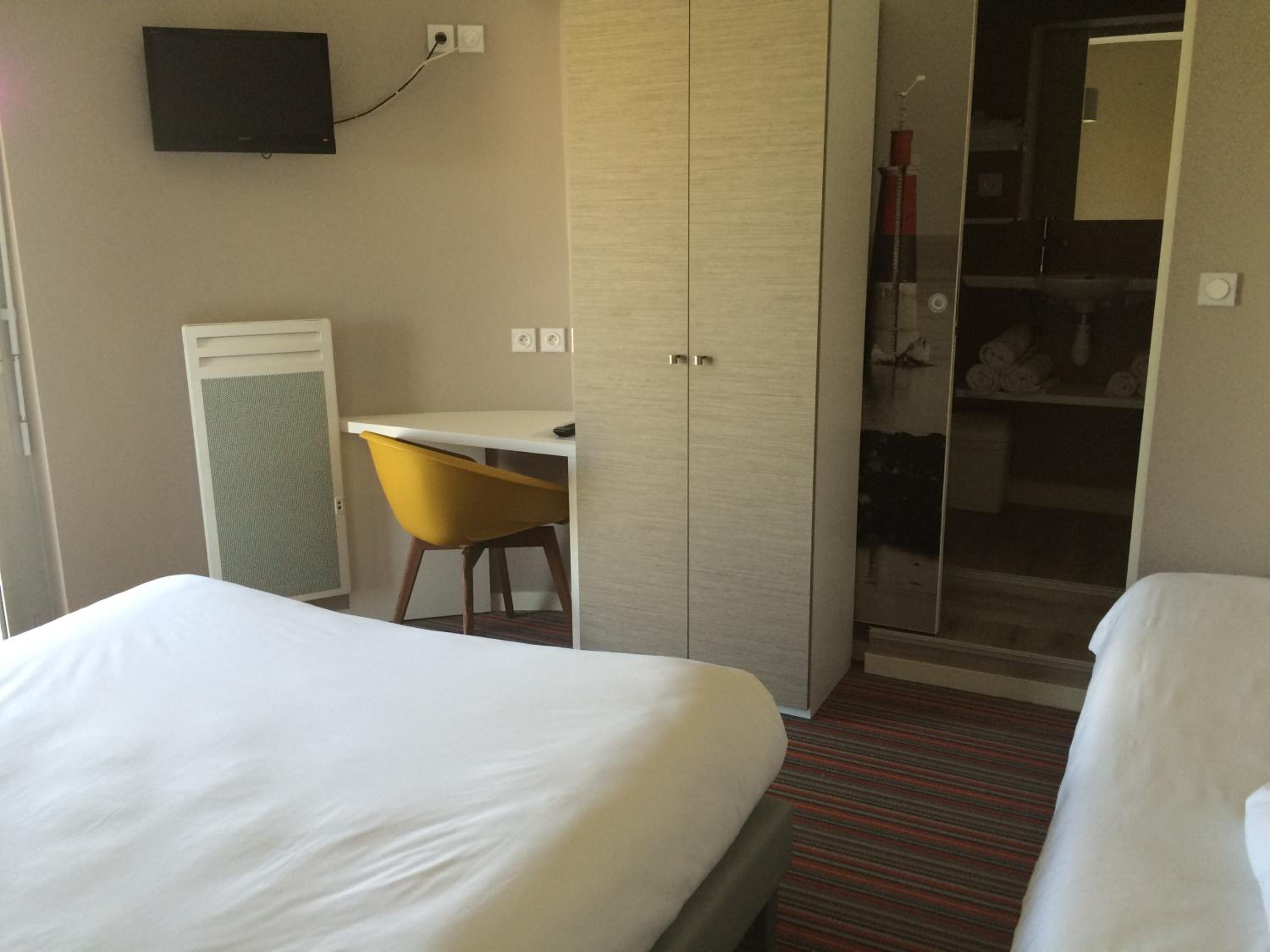 Standard Triple Room - Street Side photo 1