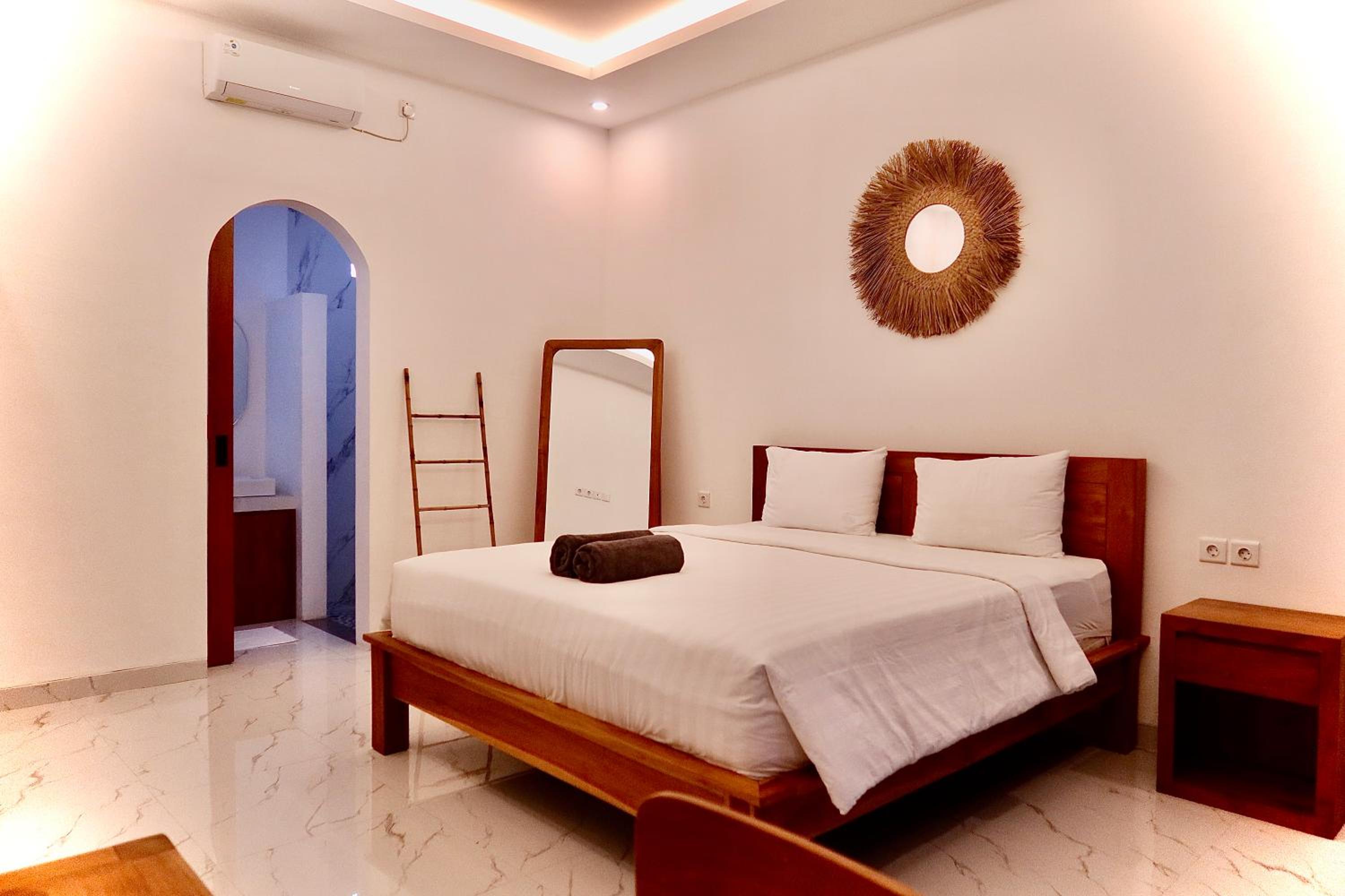 Double Room with Pool View - Photo 8