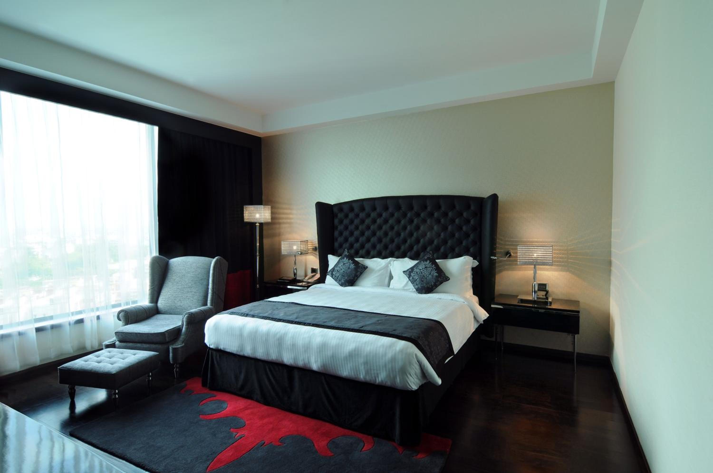 Executive suite-Buy 1 get 1 @ORO, INR 1000 credit with flexible Check-in – Check-out & comp airport drop - Photo 6