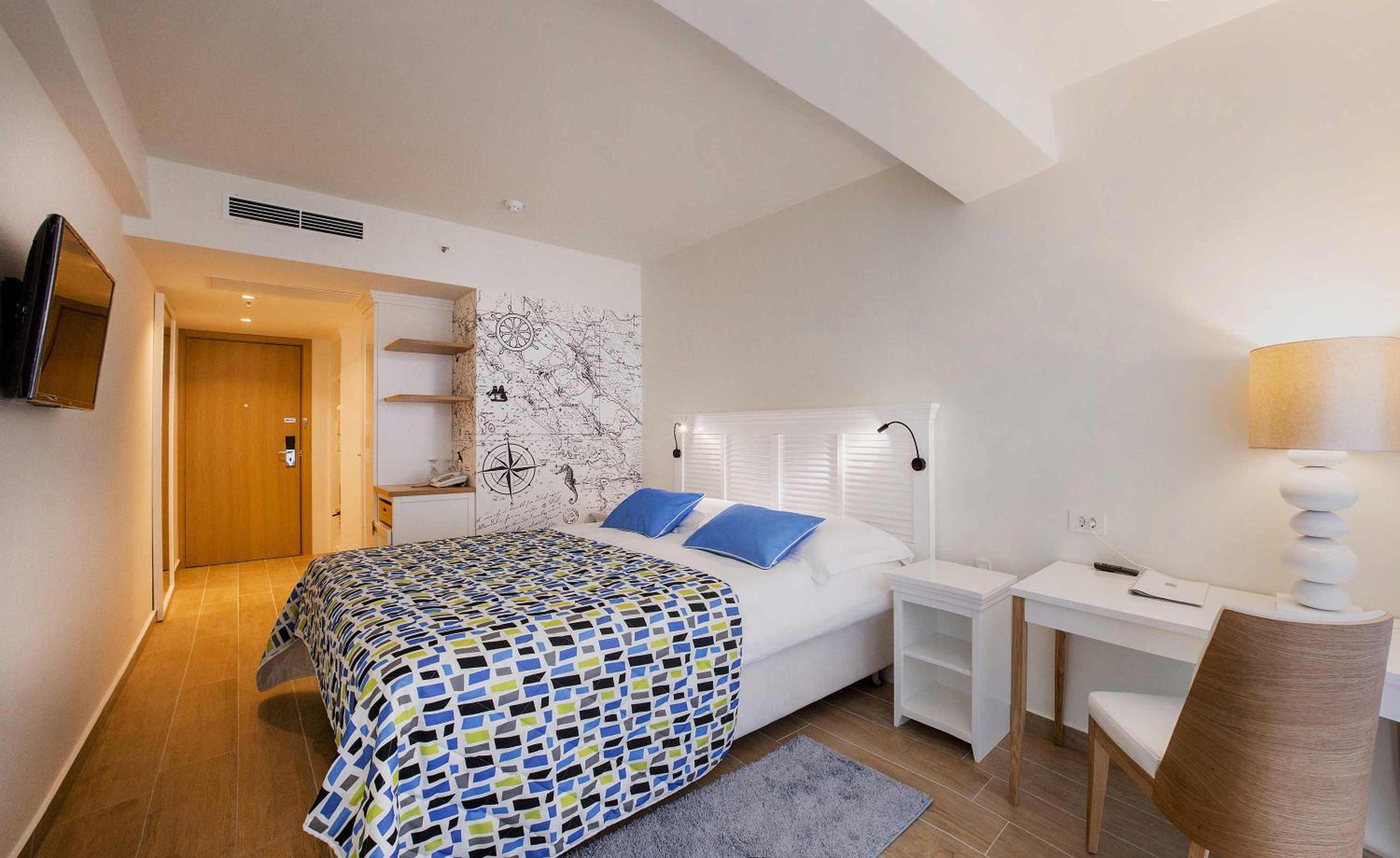 Double or Twin Room with Balcony and Sea View - Photo 5