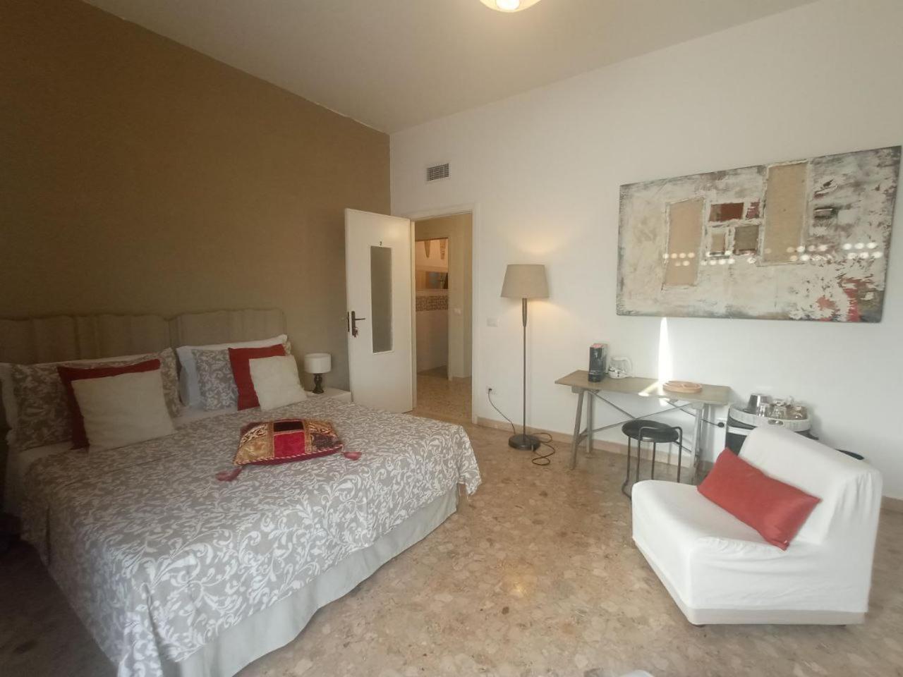 Suite con terrazzo e bagno in comune