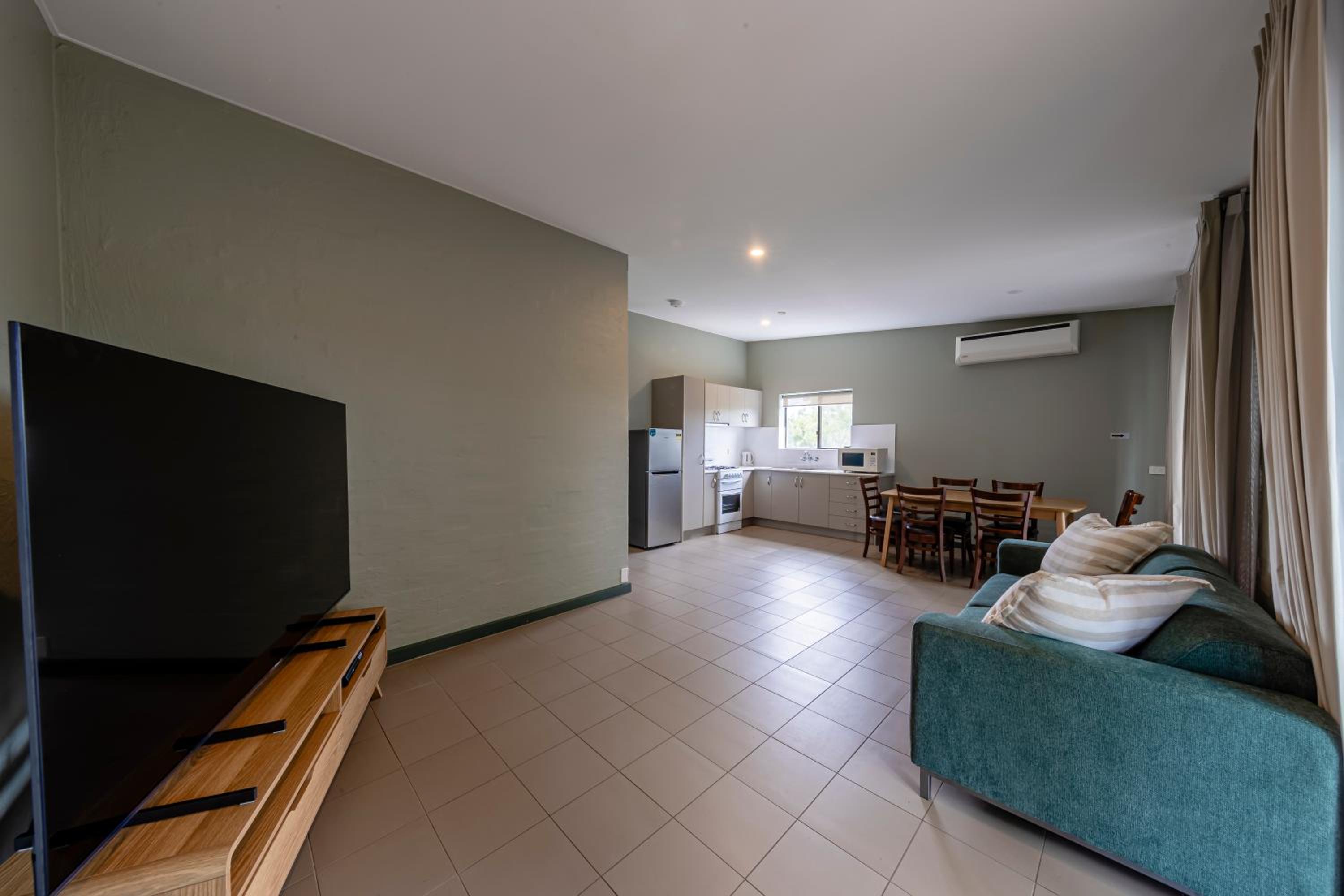 Family Room thumbnail 5