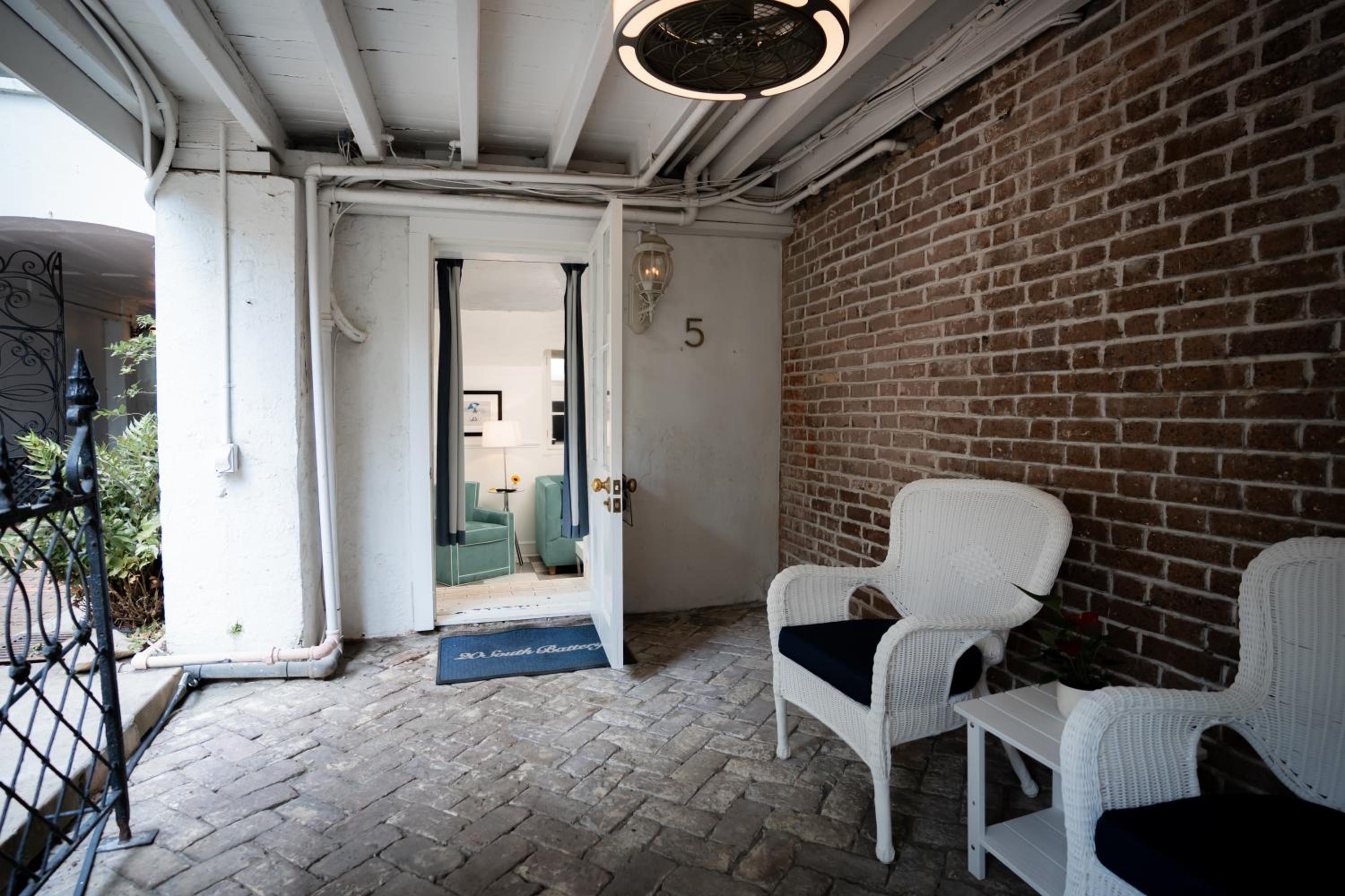 Devereux Suite - Grand/Former Wine Cellar/No Windows photo 3