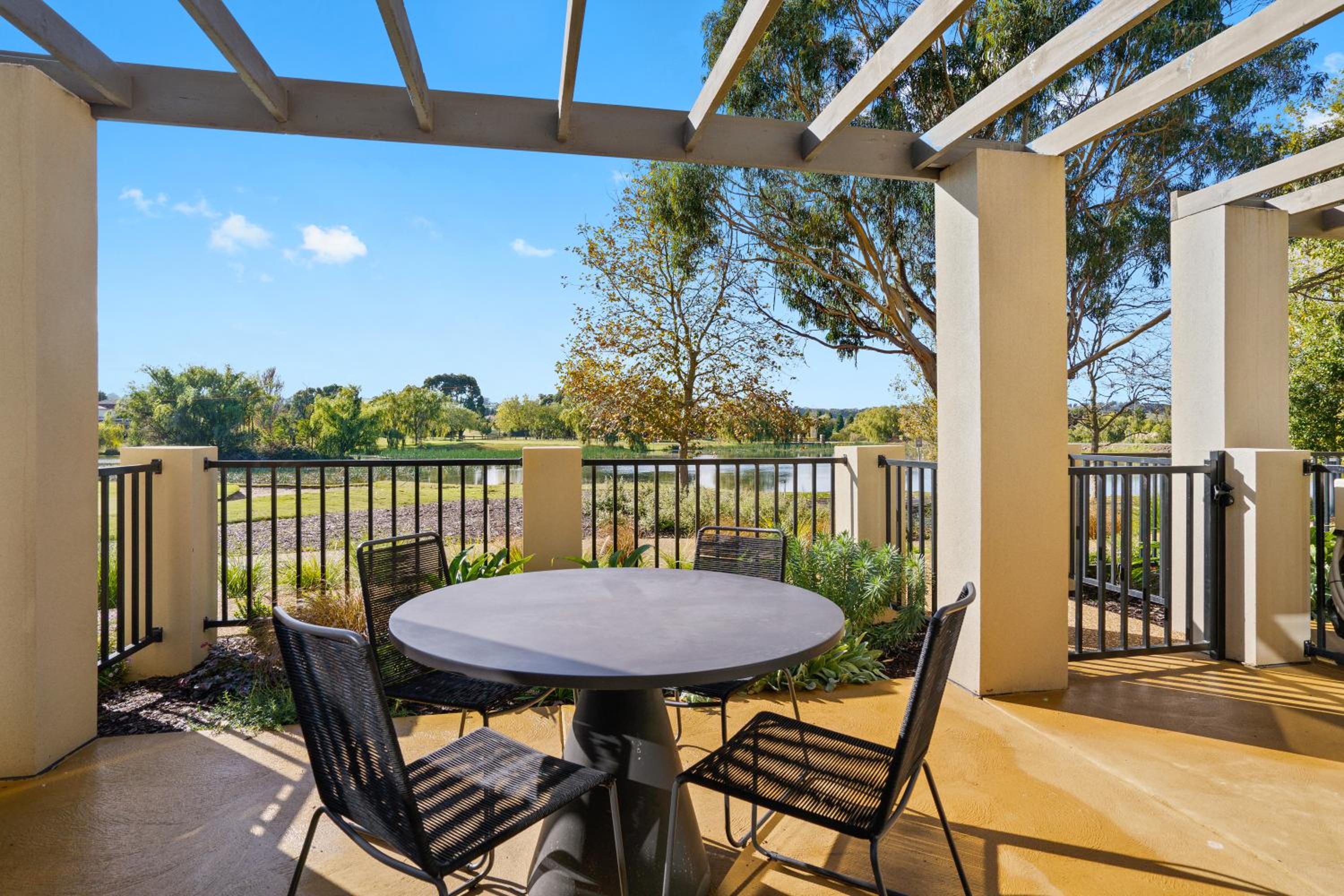 Lawn View One Bedroom Multi Night photo 3