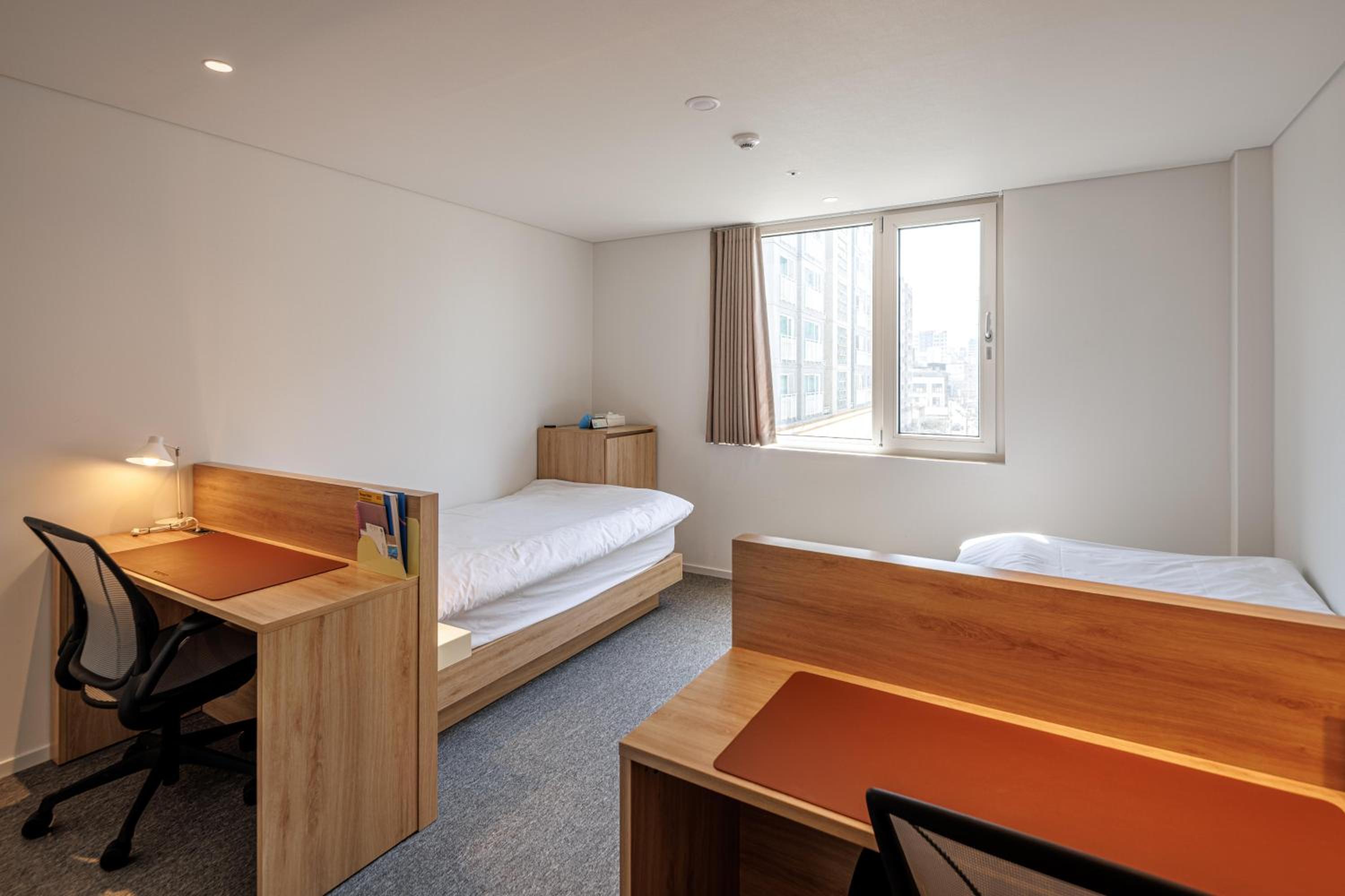 Twin Room with City View - Photo 4