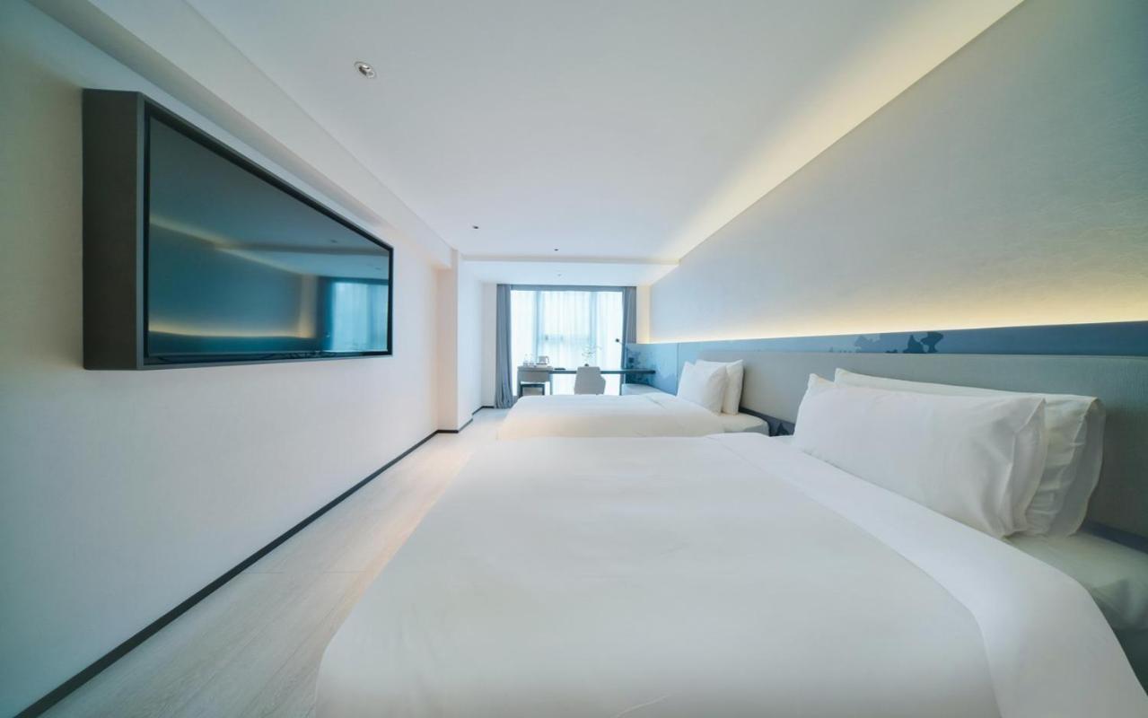 Super Twin Room with City View photo 2