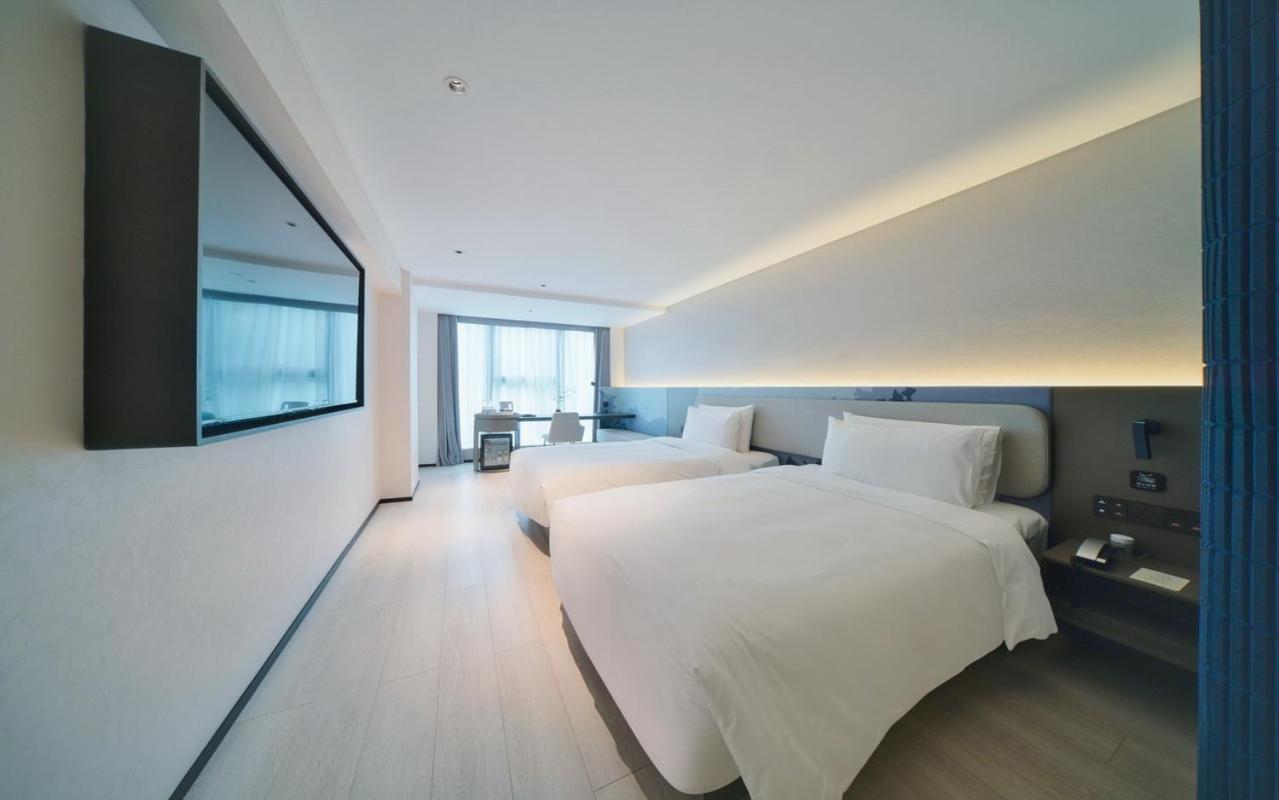 Super Twin Room with City View photo 3