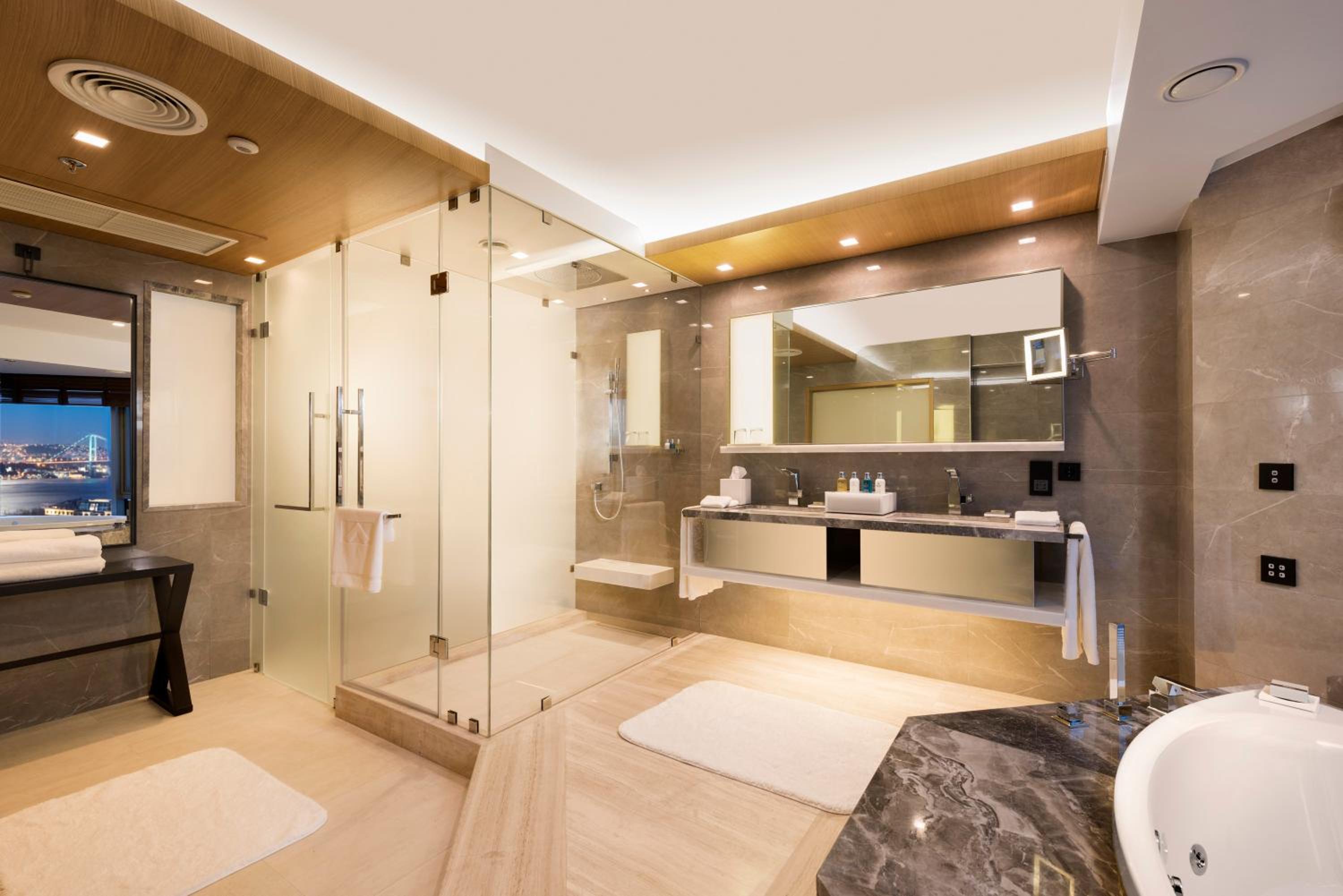 Jacuzzi Suite thumbnail 6