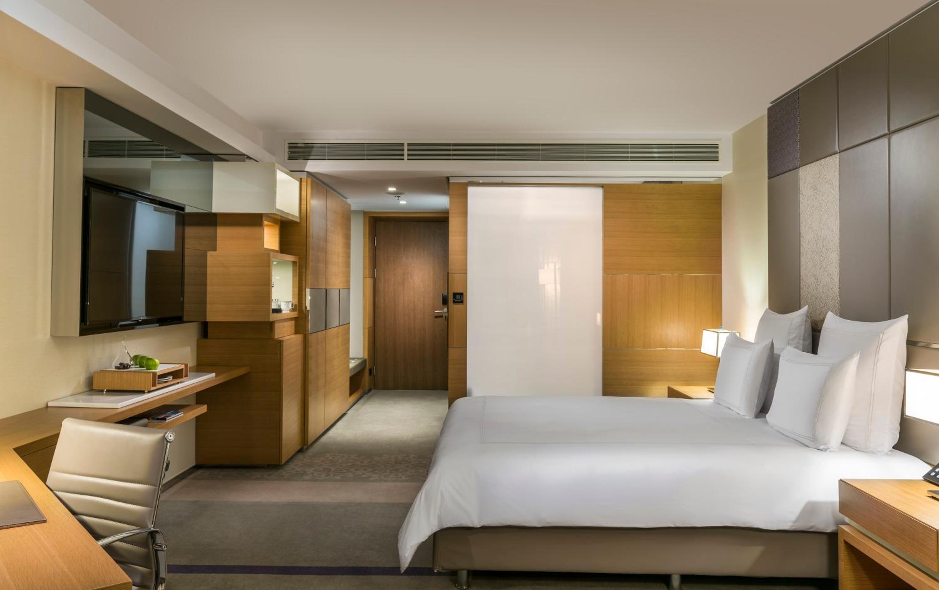 Swiss Executive King Room with Garden View and Lounge Access thumbnail 6
