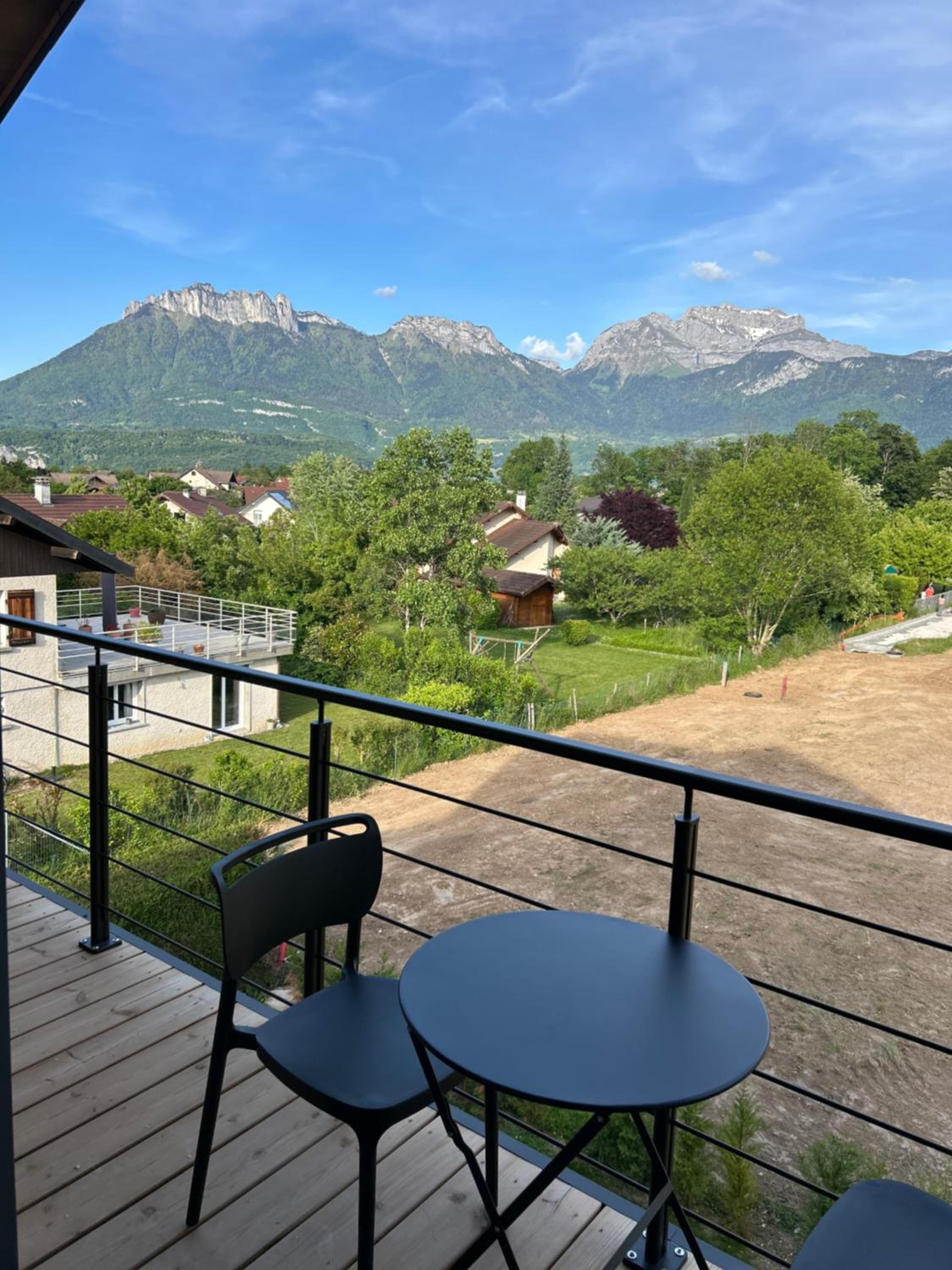 One-Bedroom Apartment with Balcony and Mountain View   photo 2
