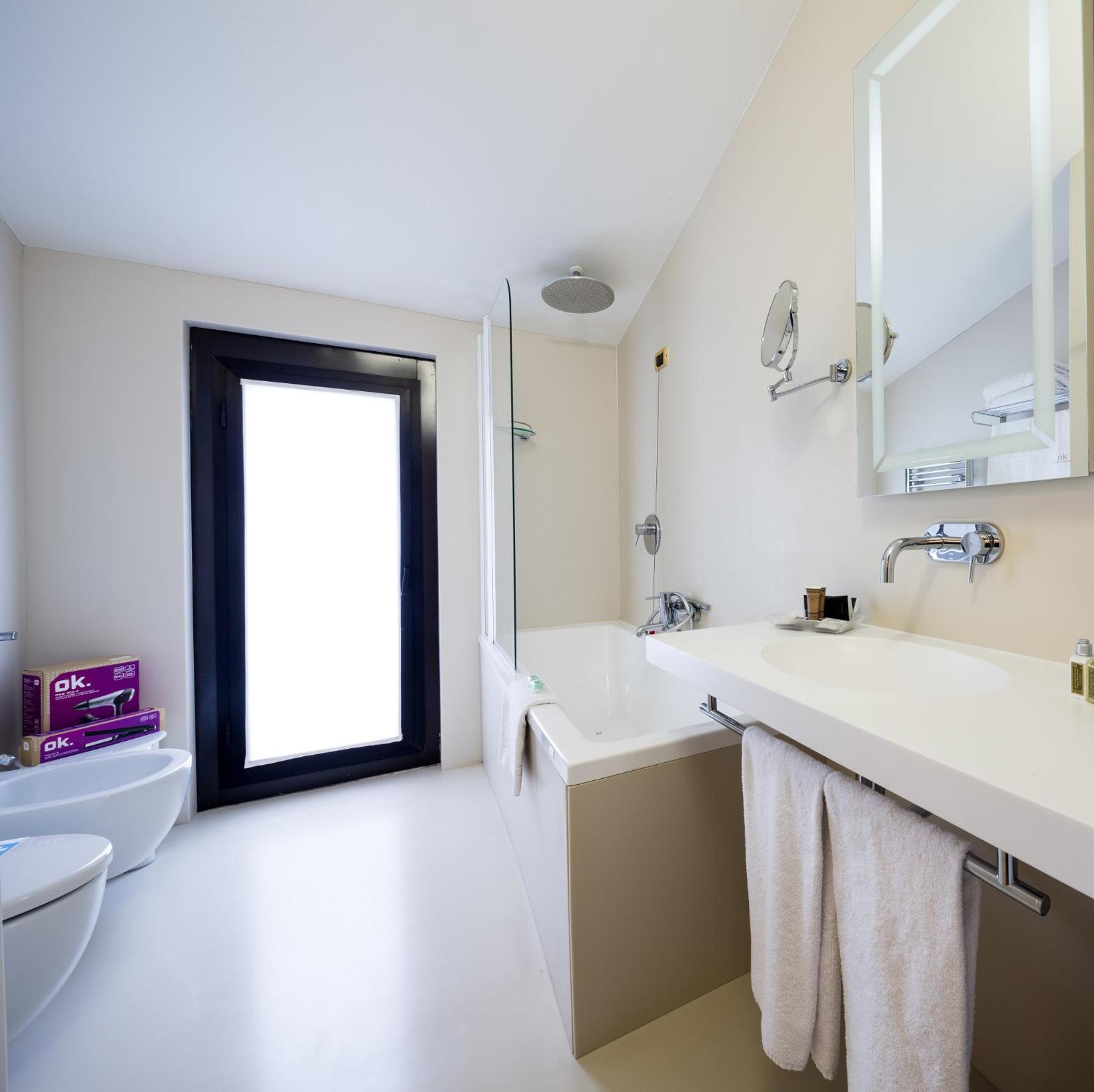 Twin Room thumbnail 6