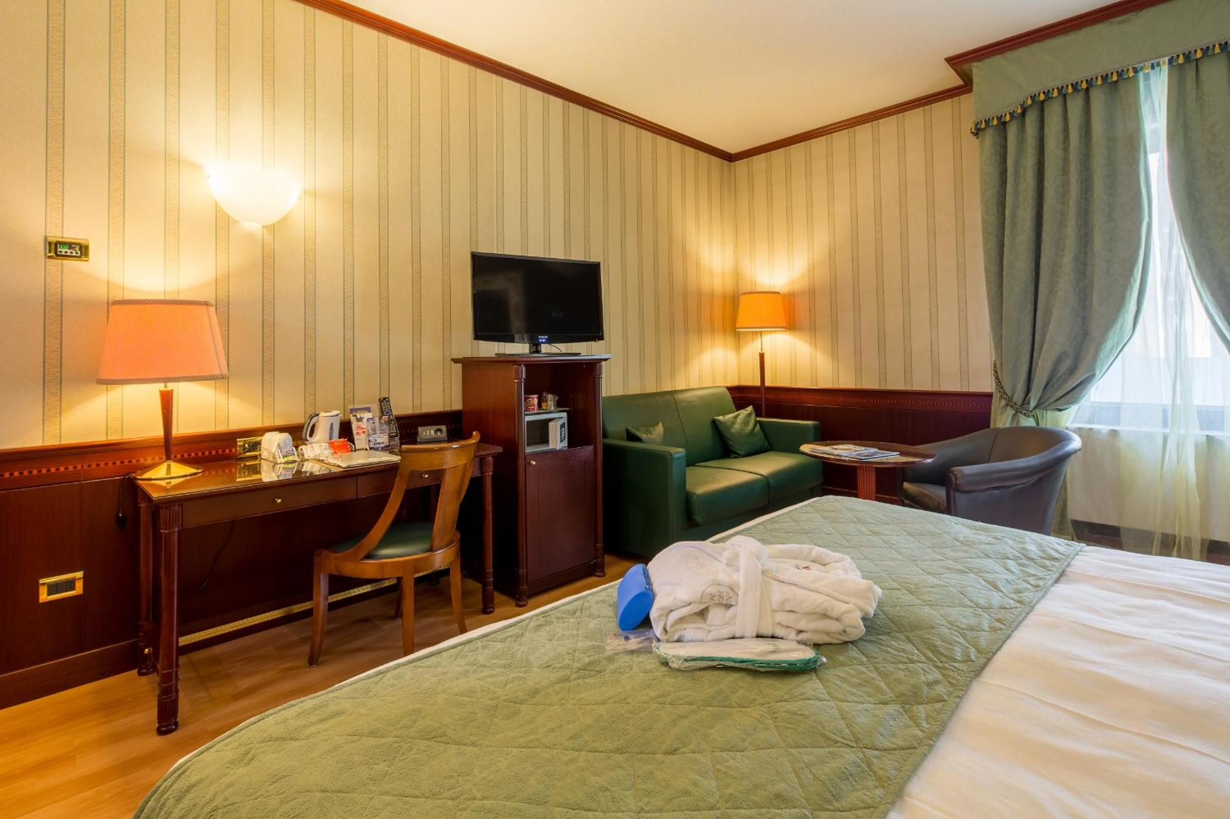 Classic King Room With Sofa Bed thumbnail 6